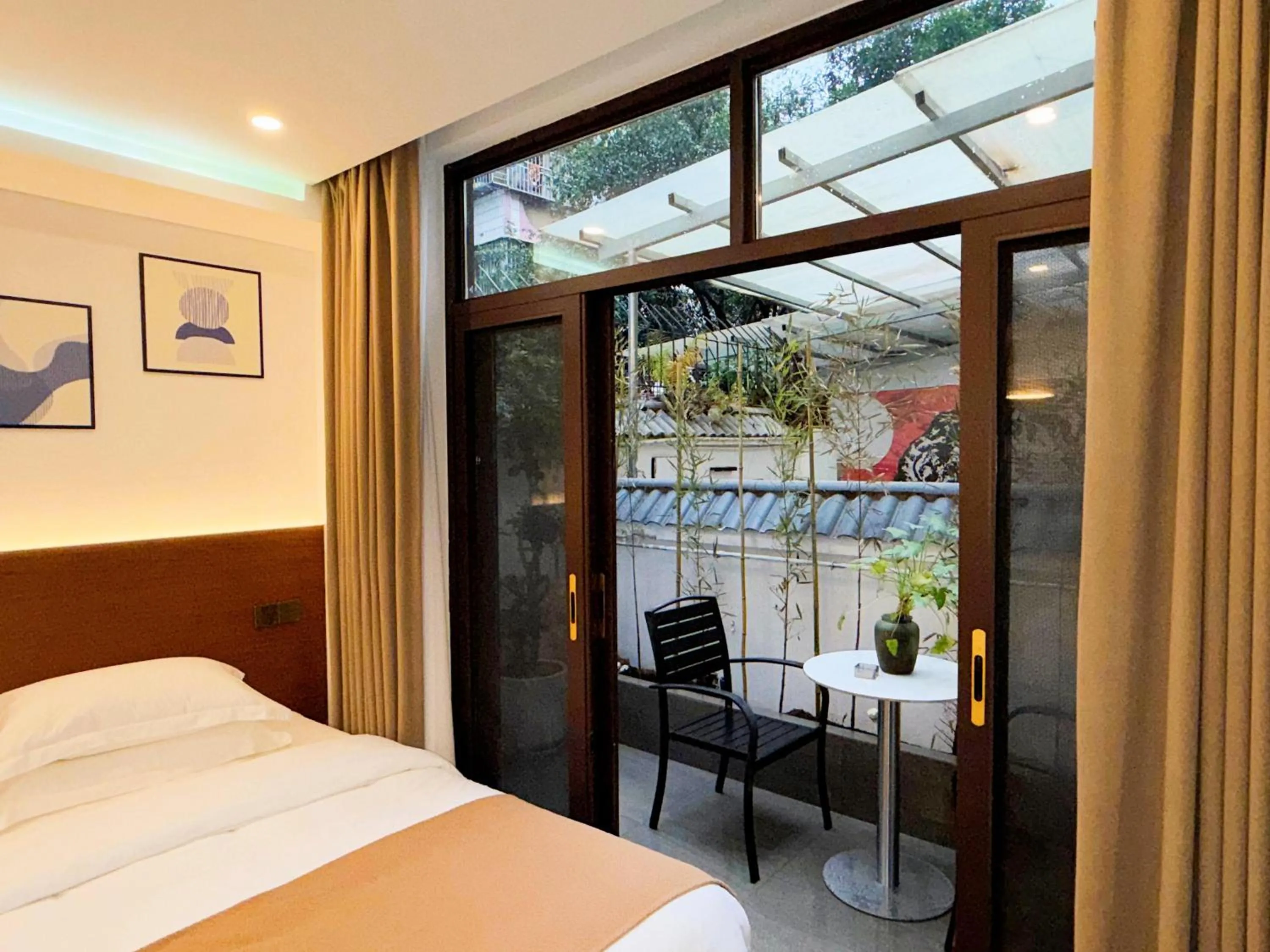 Bed in Li River Resort Villa Hotel
