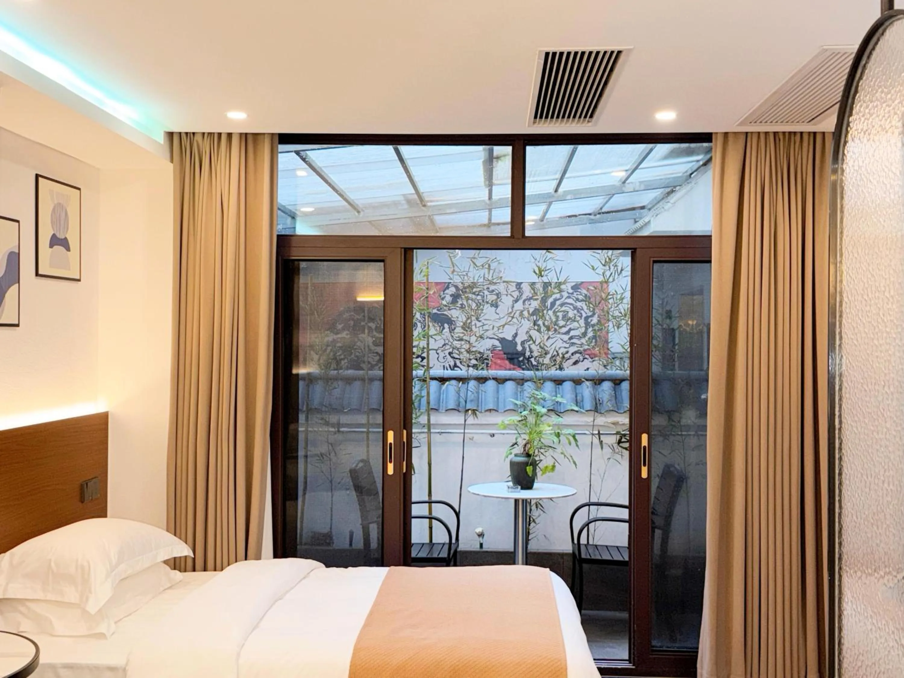 Bed in Li River Resort Villa Hotel