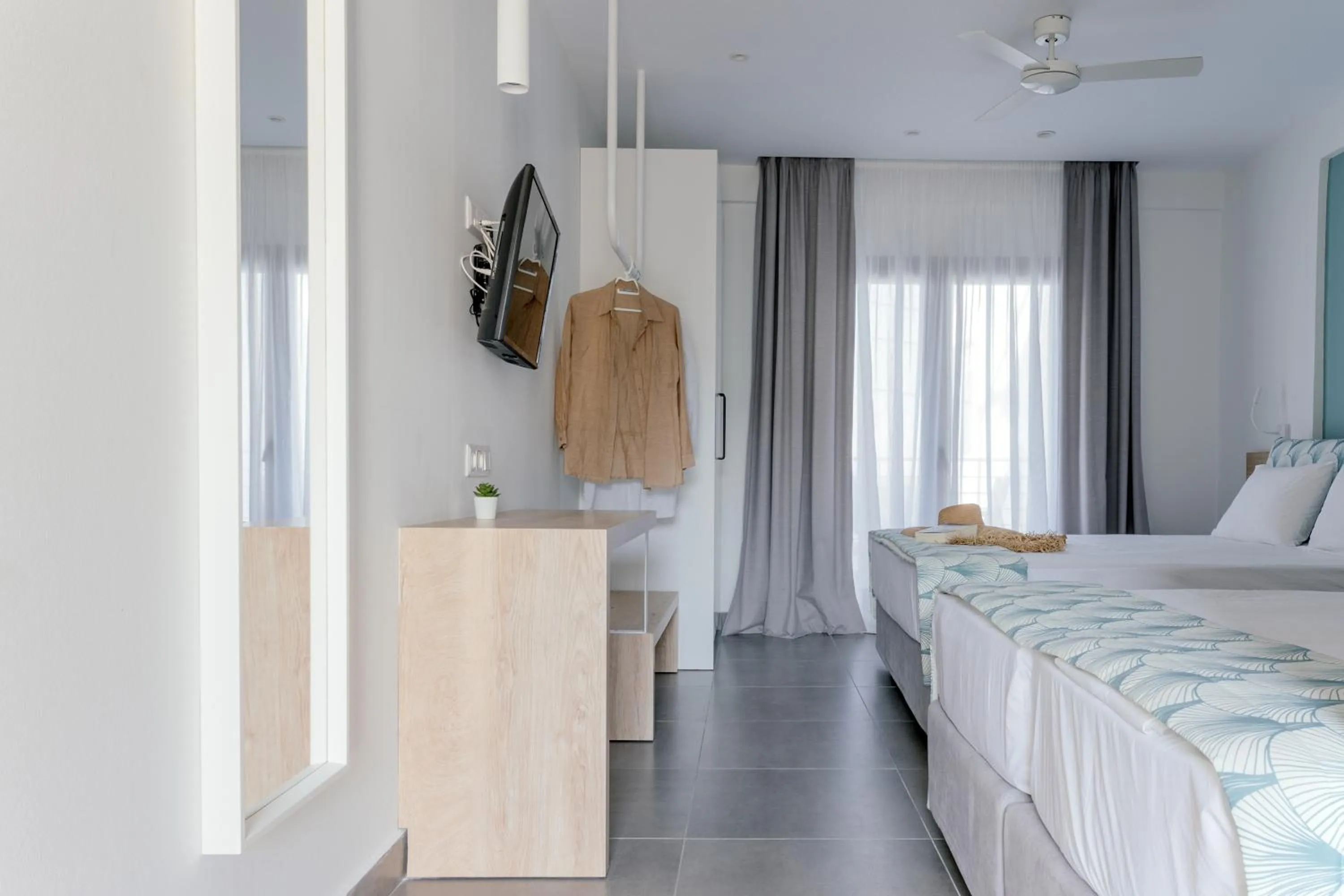 Photo of the whole room, Bed in Mougre studios