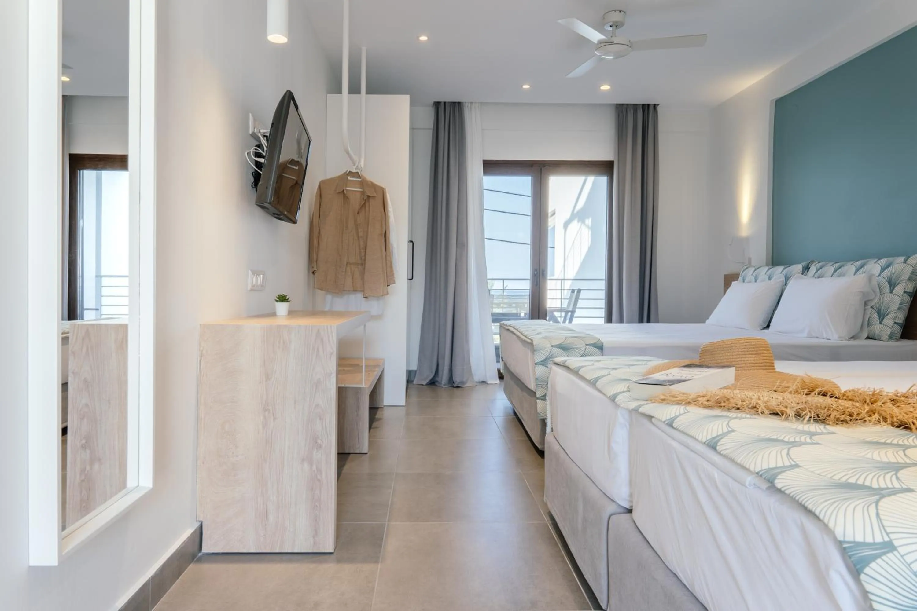 Photo of the whole room, Bed in Mougre studios