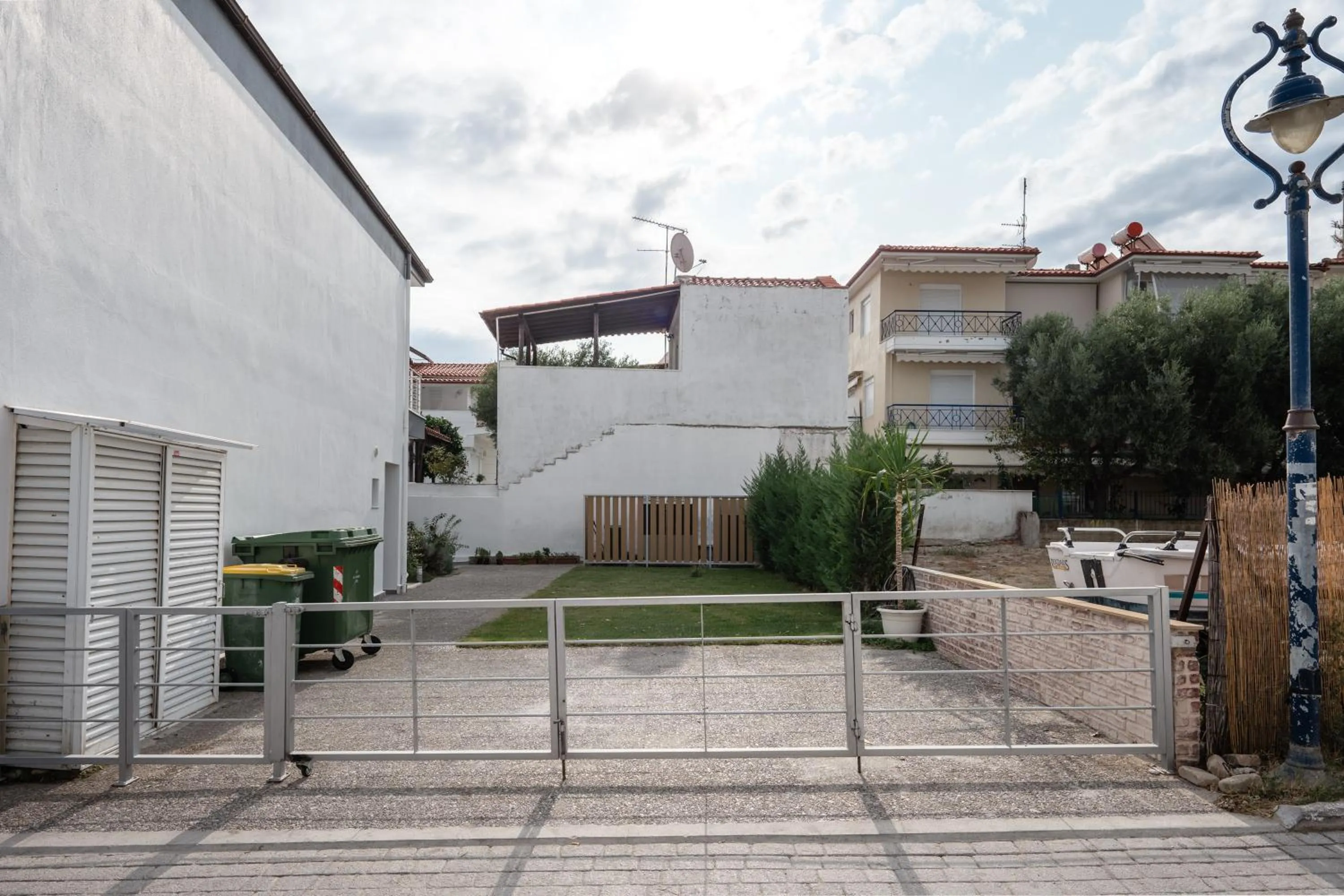 Facade/entrance in Mougre studios