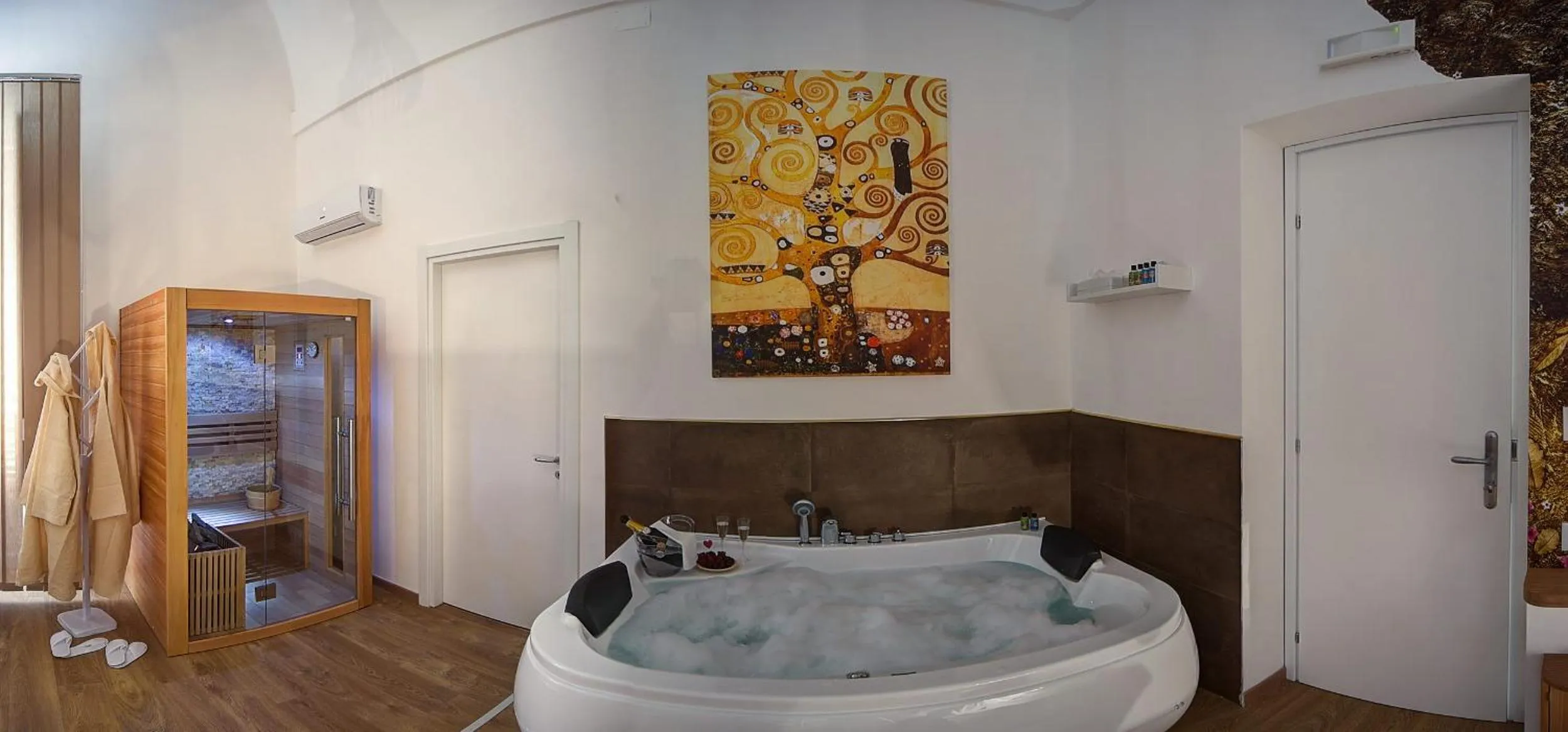 Hot Tub in Palermo Gallery