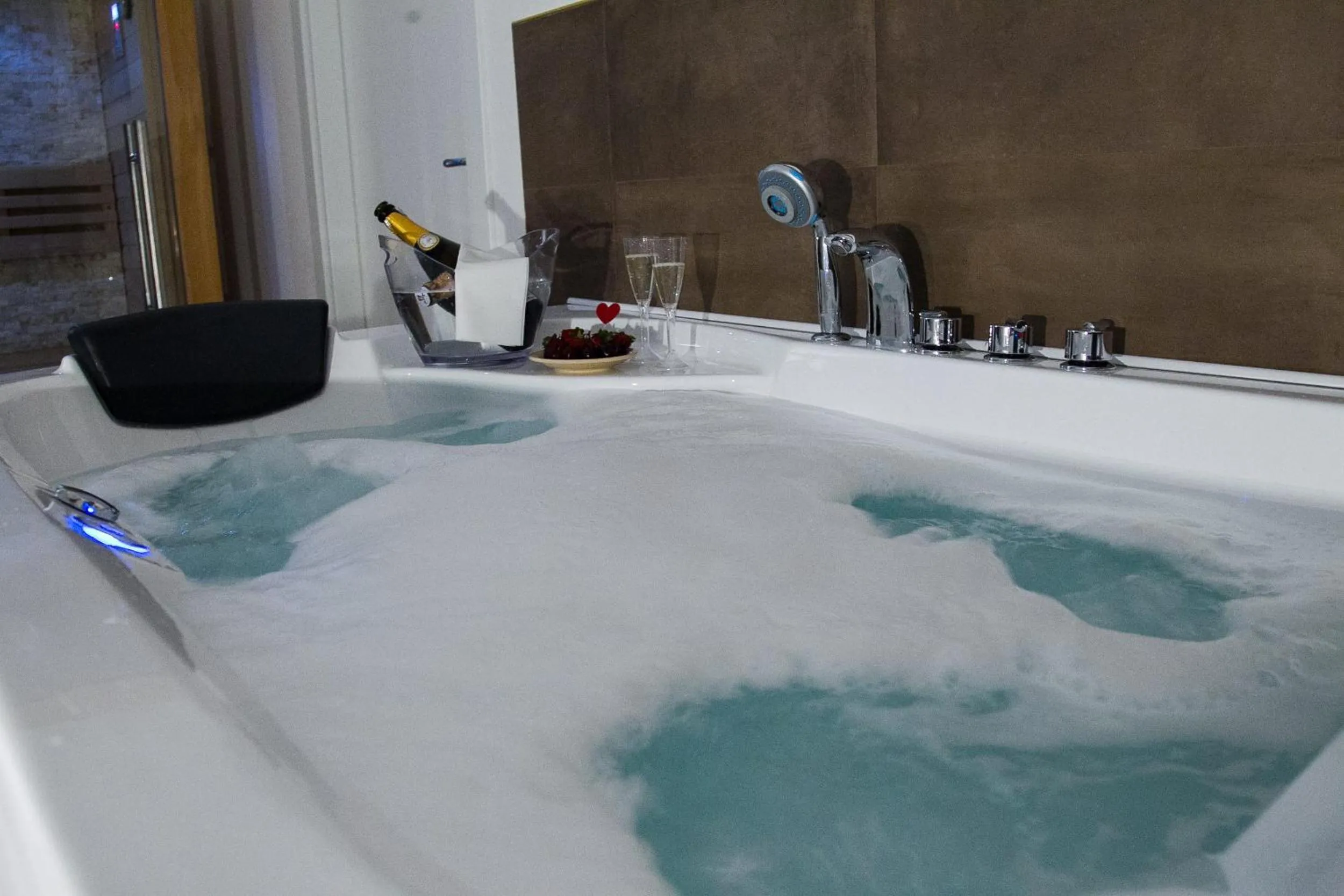 Hot Tub in Palermo Gallery