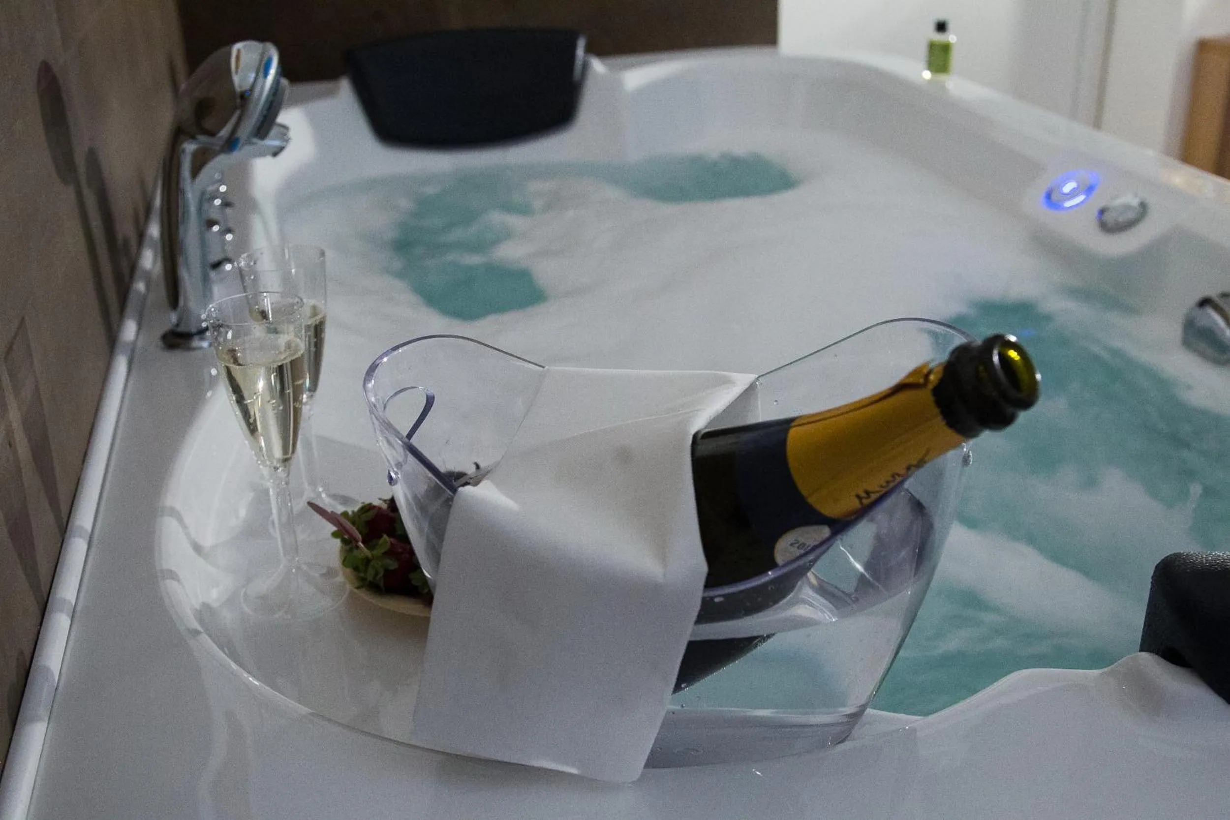 Hot Tub in Palermo Gallery