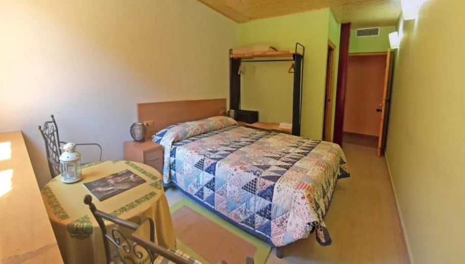 Photo of the whole room, Bed in Observatorio de Buitres Mas de Bunyol