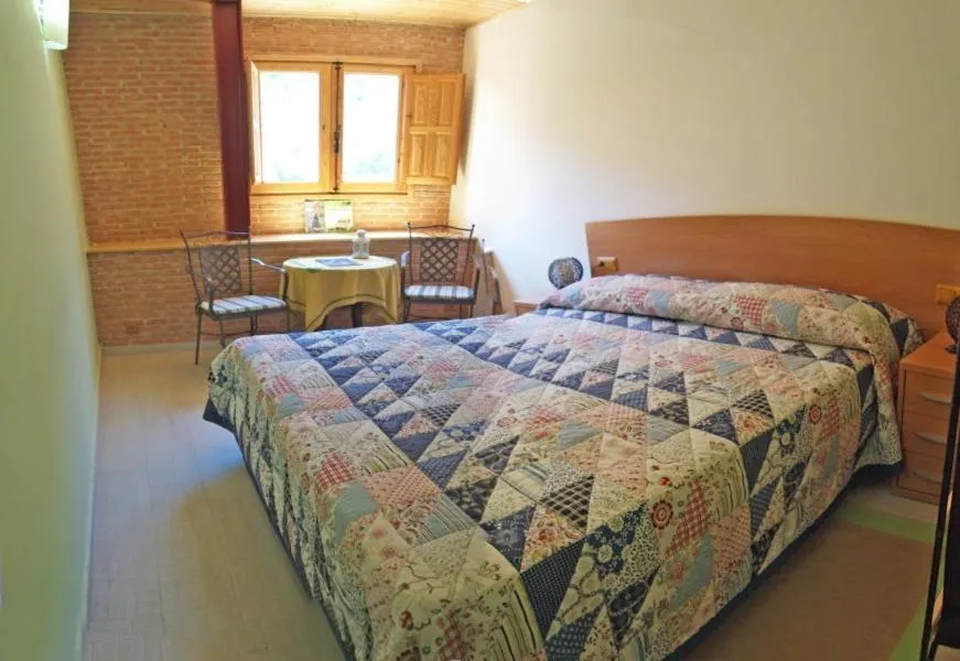 Photo of the whole room, Bed in Observatorio de Buitres Mas de Bunyol
