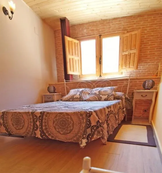 Photo of the whole room, Bed in Observatorio de Buitres Mas de Bunyol