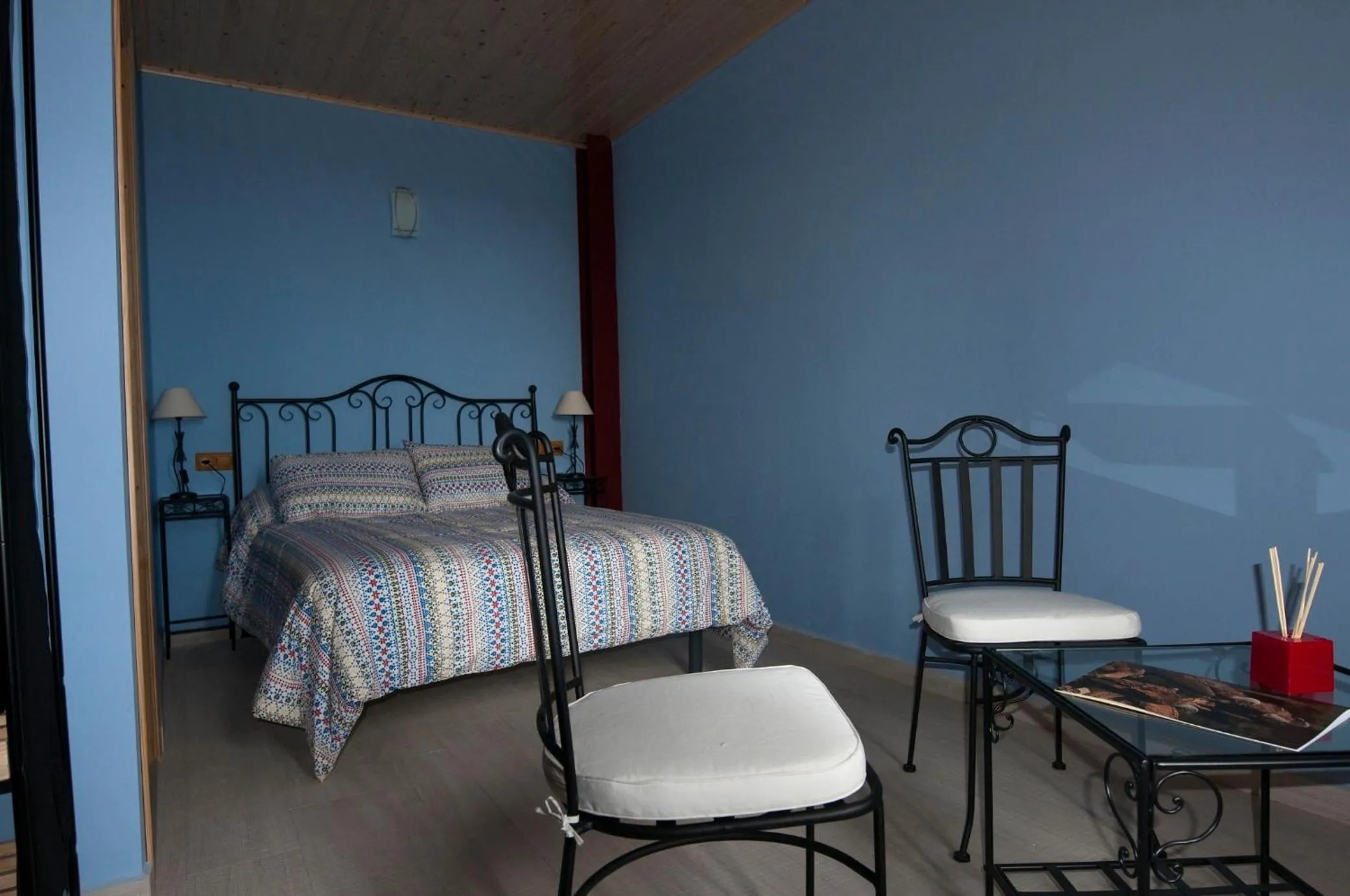 Photo of the whole room, Bed in Observatorio de Buitres Mas de Bunyol