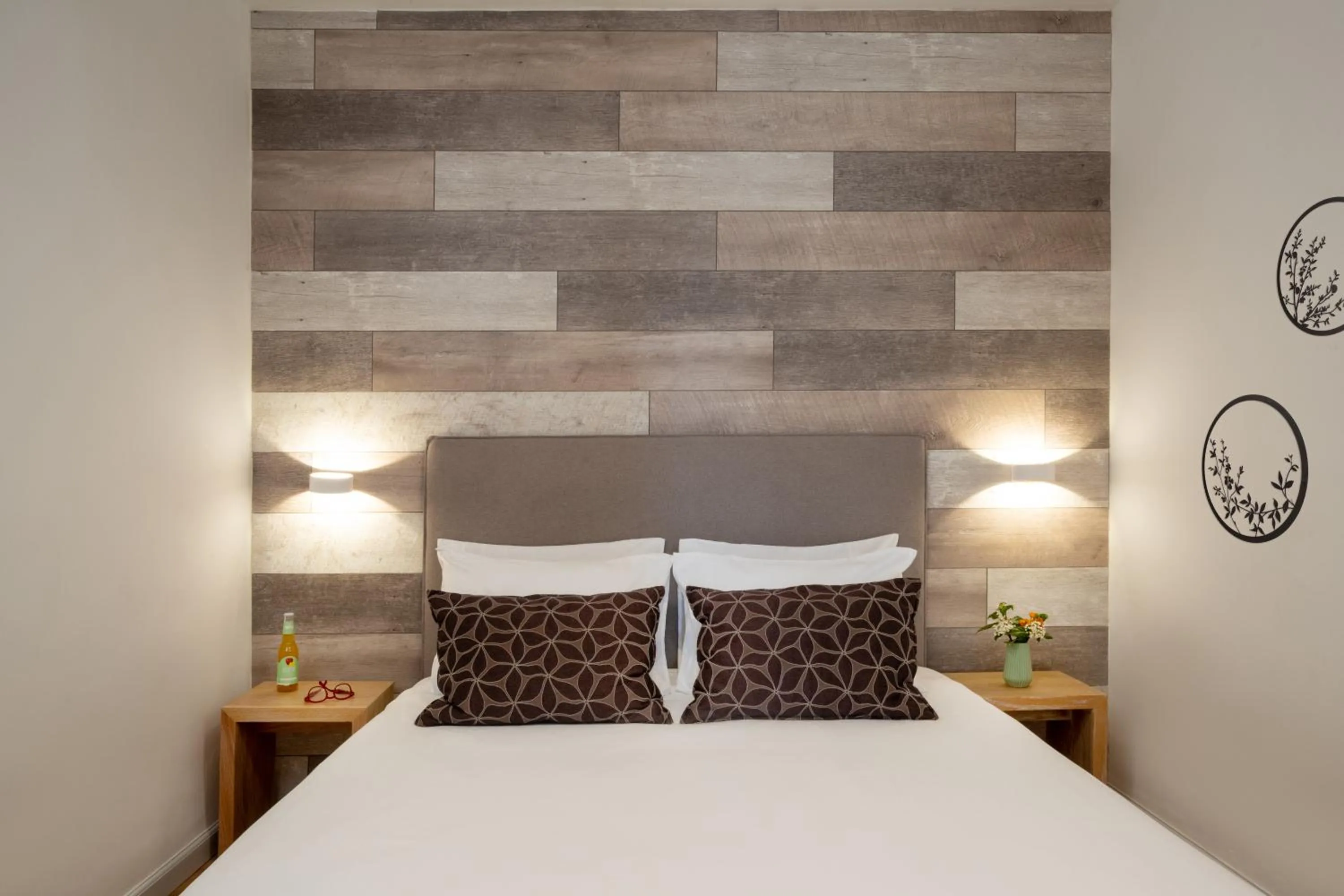 Bedroom, Bed in Kibbutz Malkiya Travel Hotel