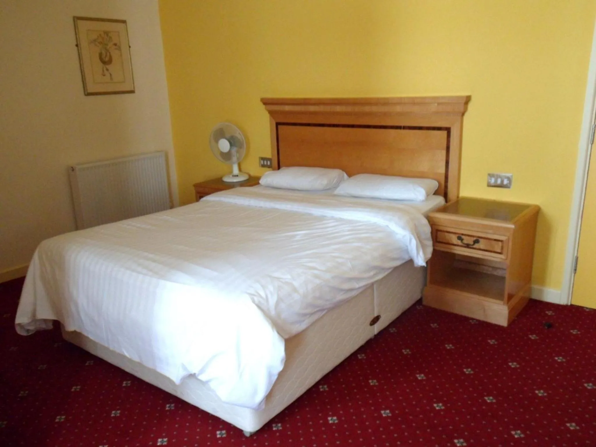 Bed in Three Queens Hotel