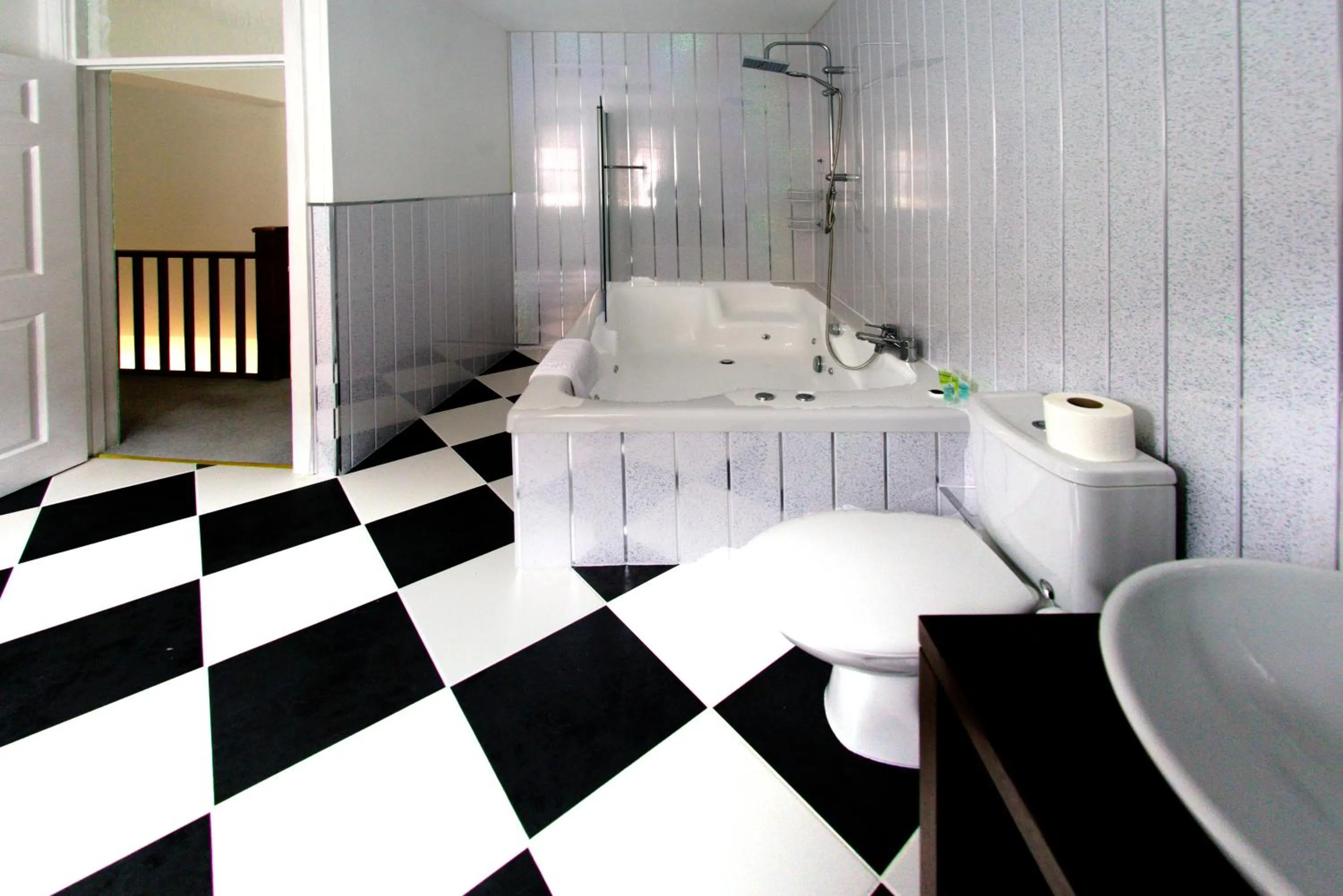 Bathroom, Bed in Three Queens Hotel