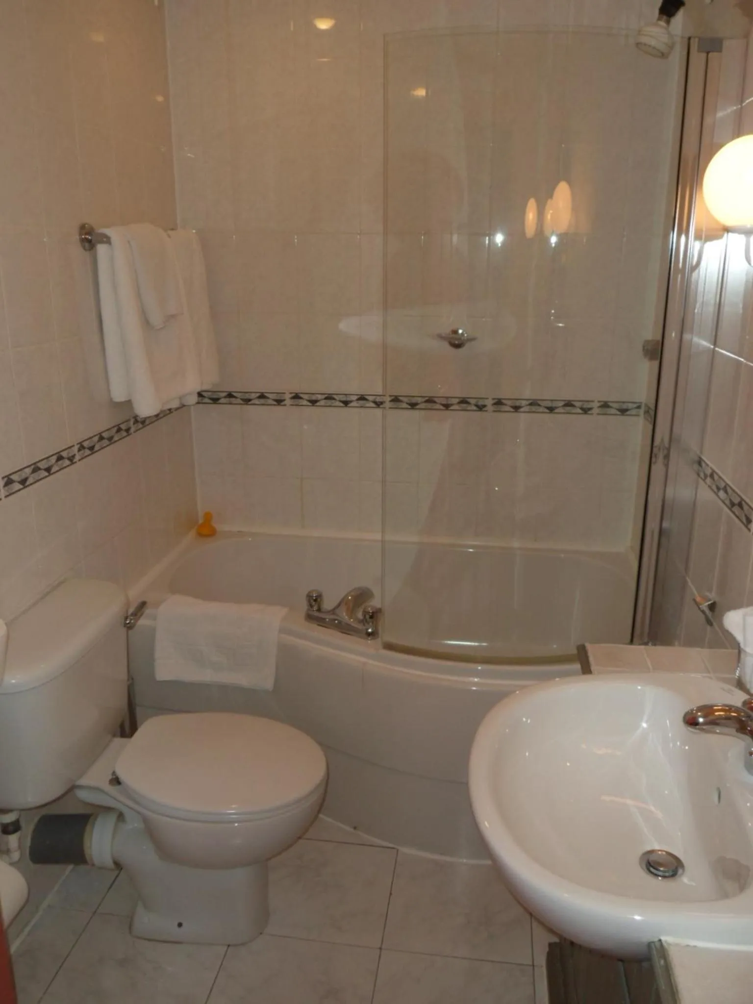 Bathroom in Three Queens Hotel