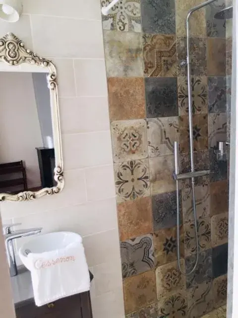 Double Room with Private Bathroom in Casa Cessenon Double Room with Private Bathroom in Casa Cessenon