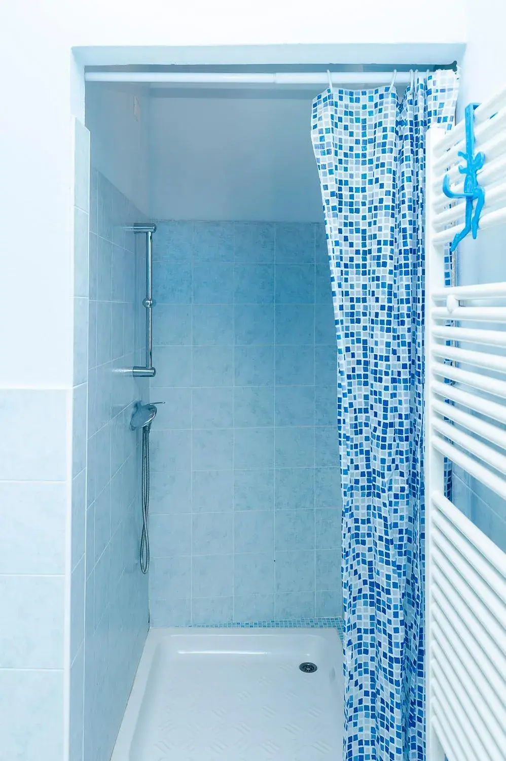 6-Bed Mixed Dormitory Room - single occupancy in Ostello del Quadrifoglio 6-Bed Mixed Dormitory Room - single occupancy in Ostello del Quadrifoglio