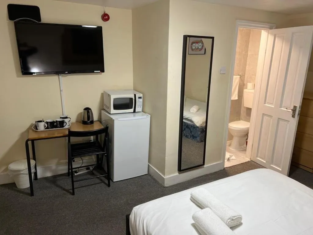 TV and multimedia, Bed in Stratford Hotel