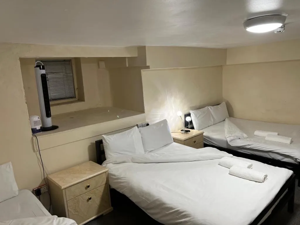 Photo of the whole room, Bed in Stratford Hotel