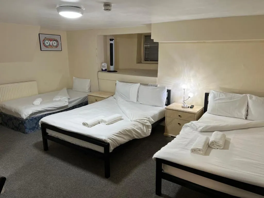 Photo of the whole room, Bed in Stratford Hotel