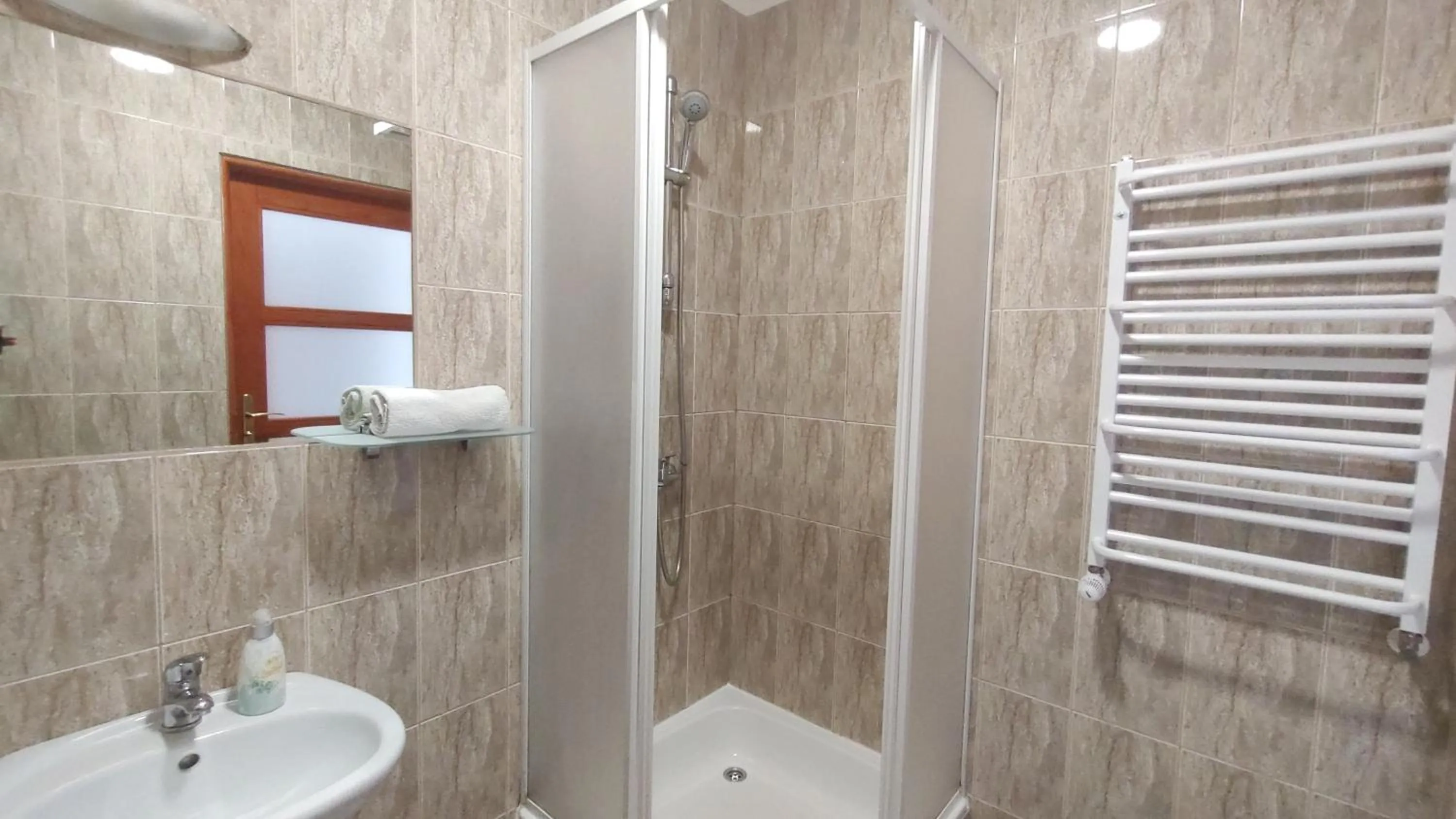 Shower in Słoneczny Dom pokoje i apartament na wynajem