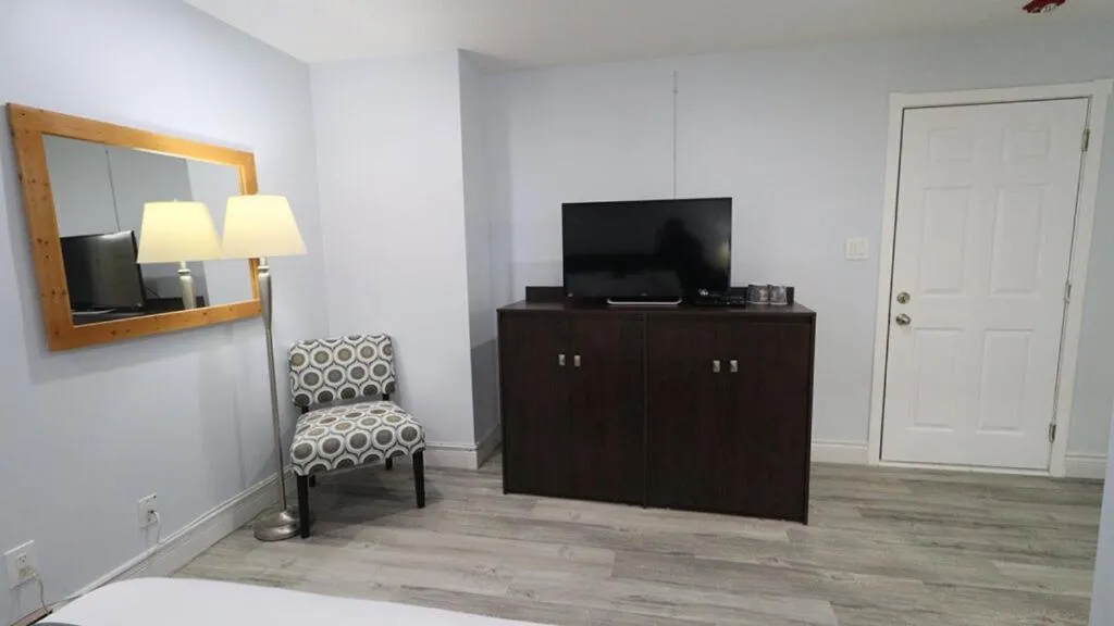 Algonquin Lakeside Inn