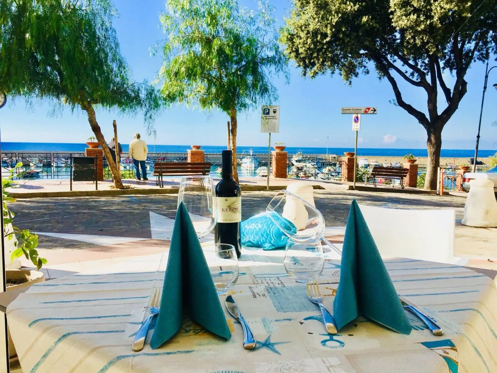 Restaurant/places to eat in Quasi in Porto Rooms