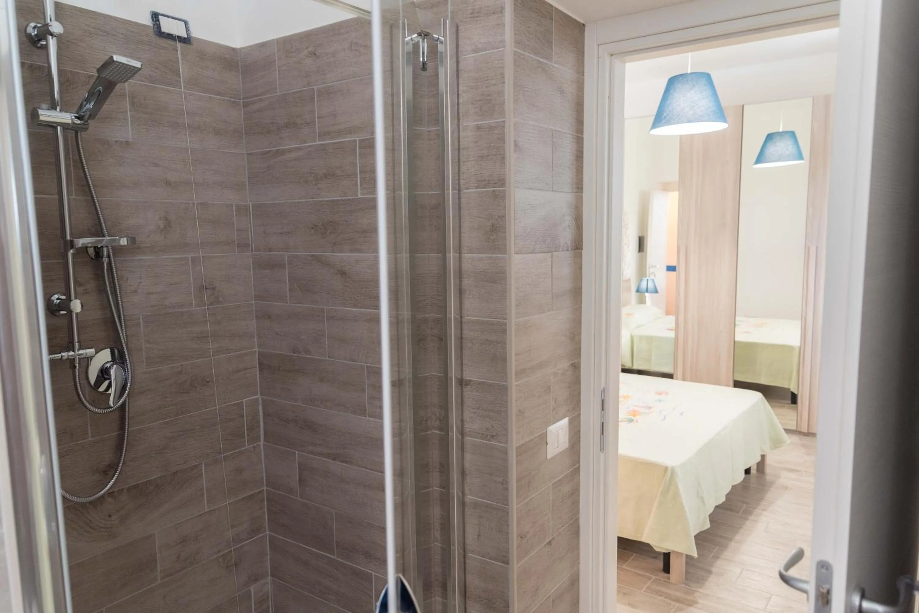 Bathroom, Bed in Quasi in Porto Rooms