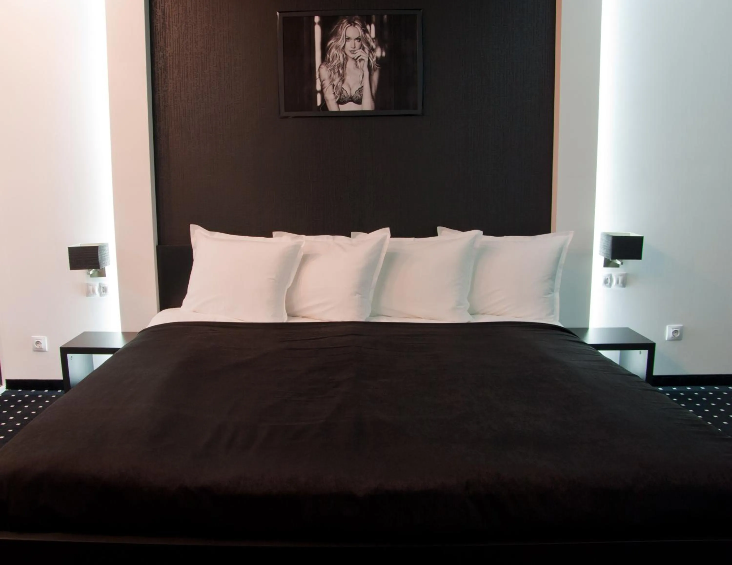 Bedroom, Bed in Hotel Fashion - Free Parking