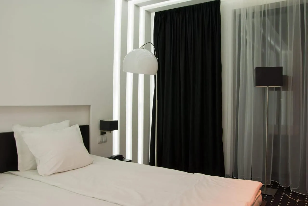 Bed in Hotel Fashion - Free Parking