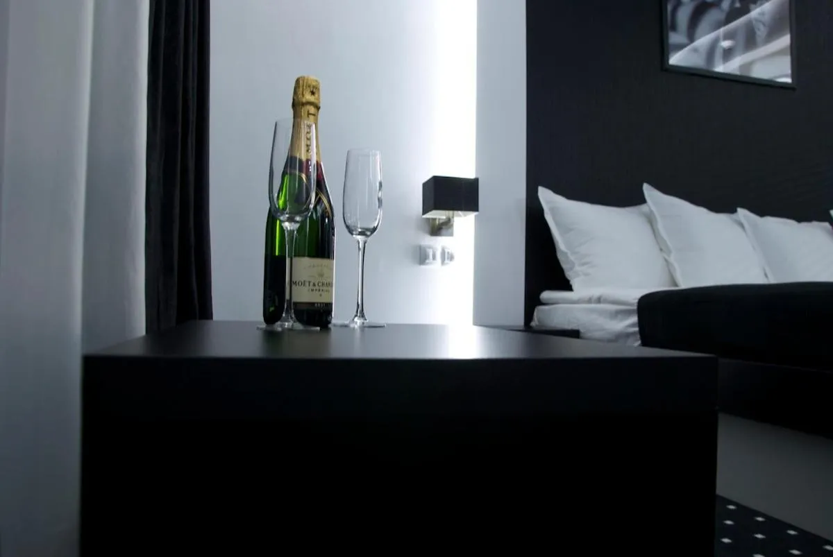 Decorative detail in Hotel Fashion - Free Parking