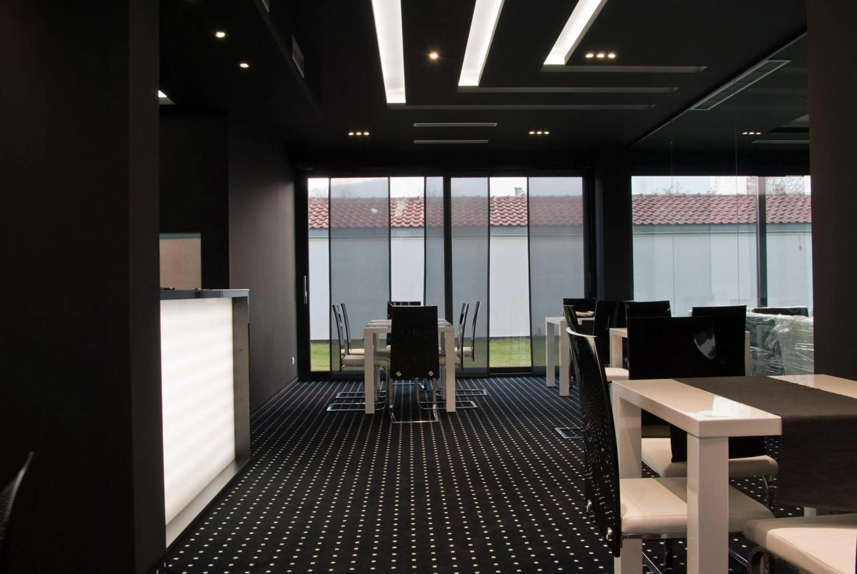 Restaurant/places to eat in Hotel Fashion - Free Parking