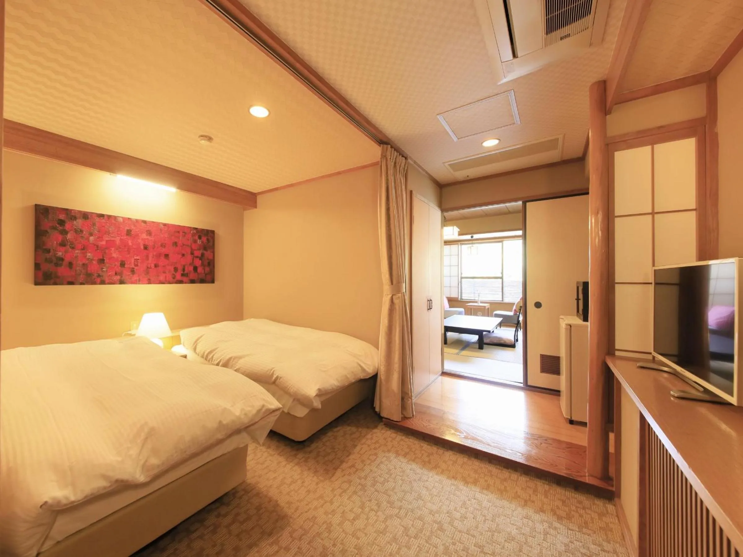 Photo of the whole room, Bed in Yugawara Ohnoya Ryokan