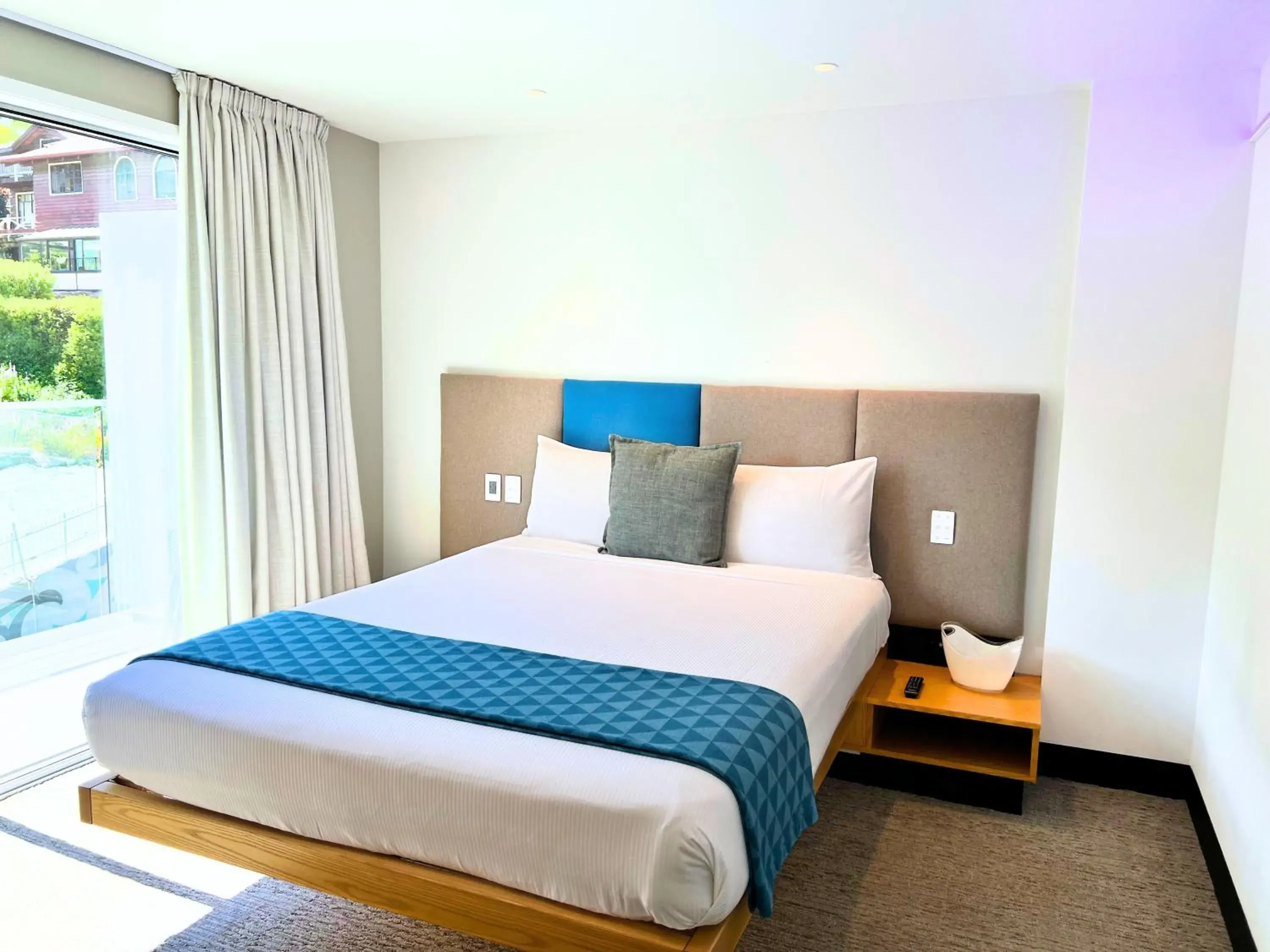 Queen Room with Balcony in mi-pad Queenstown Queen Room with Balcony in mi-pad Queenstown