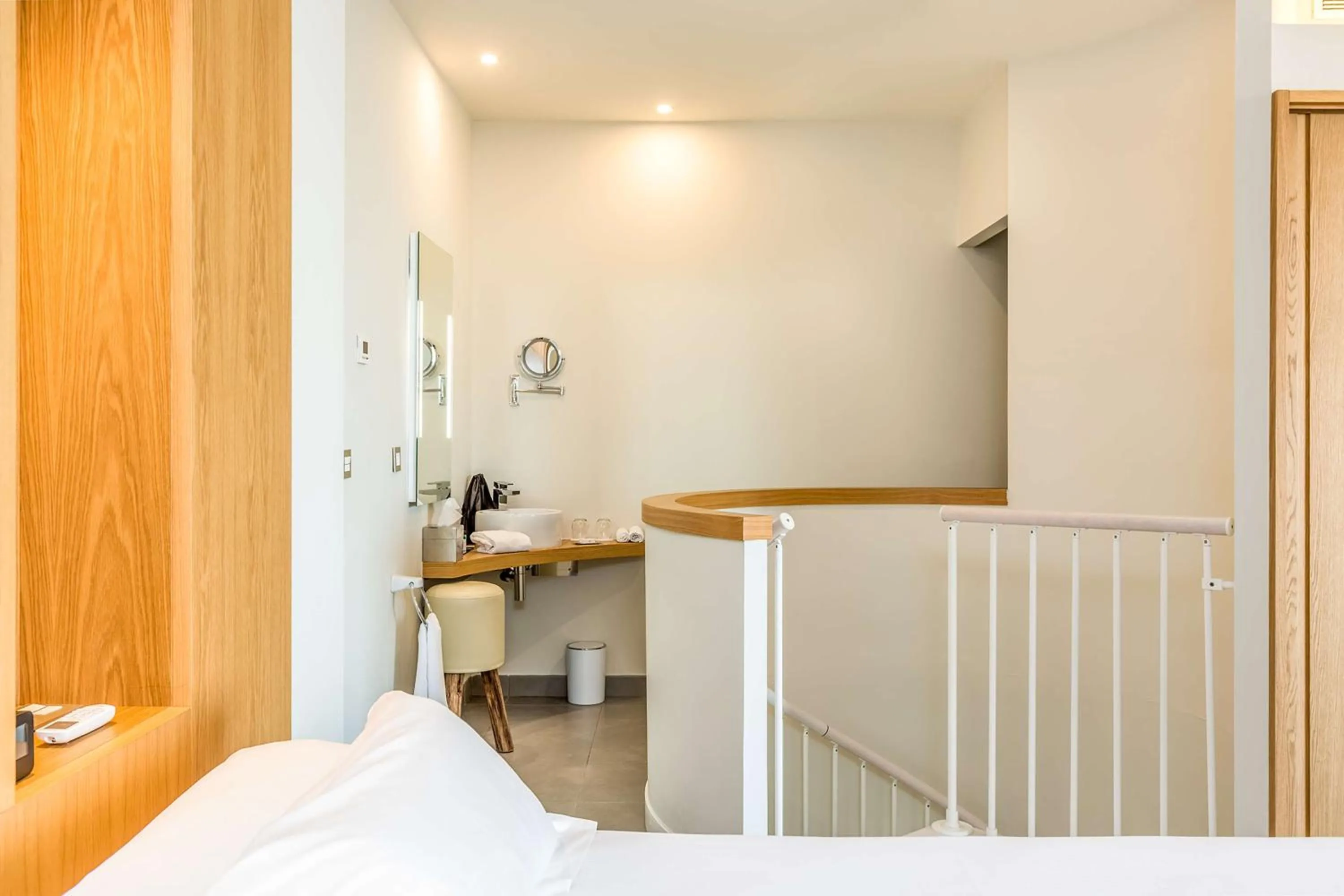 Bathroom, Bed in Higuerón Hotel Málaga, Curio Collection by Hilton