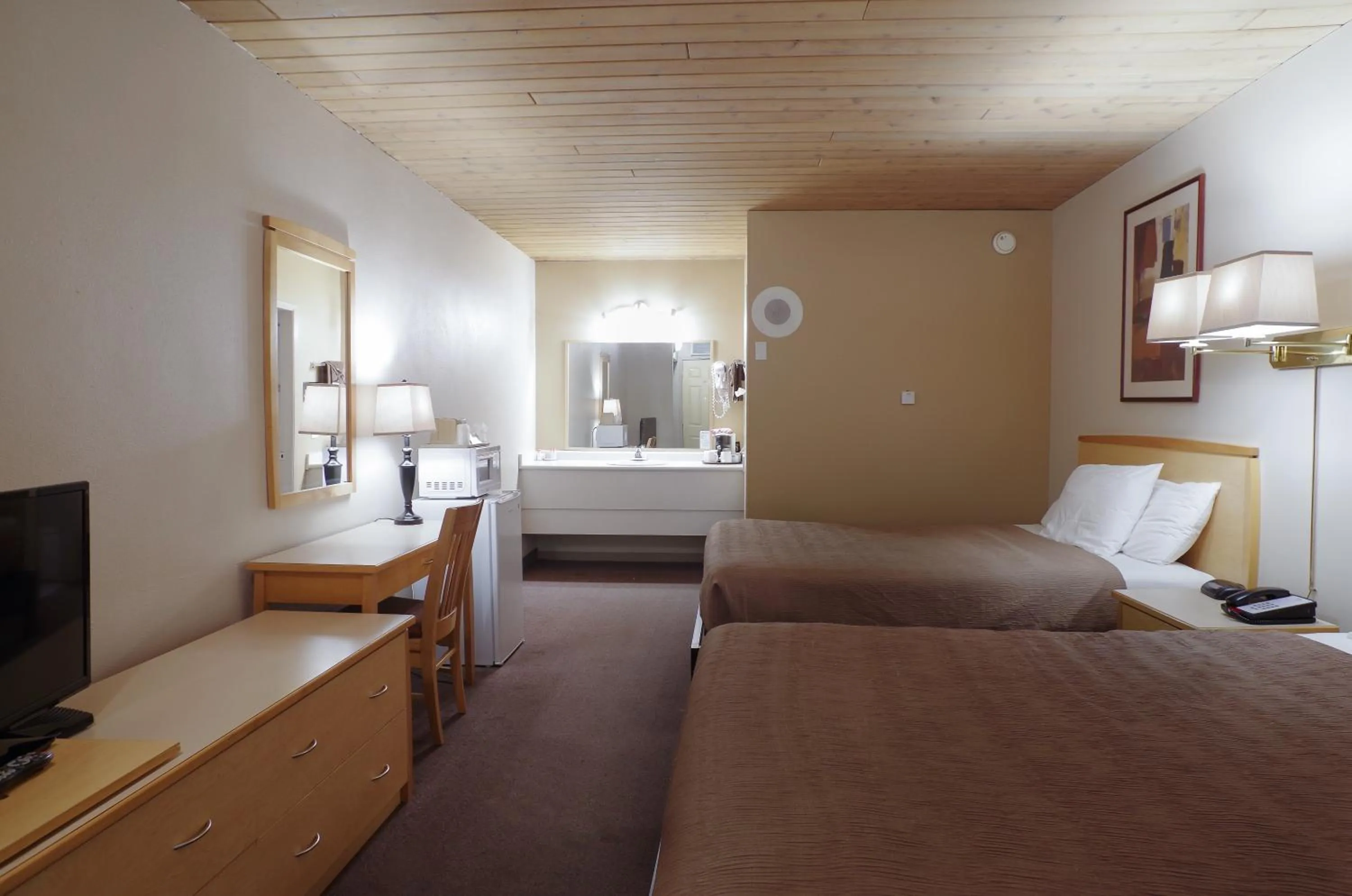 Bed in Canadas Best Value Inn and Suites Fernie