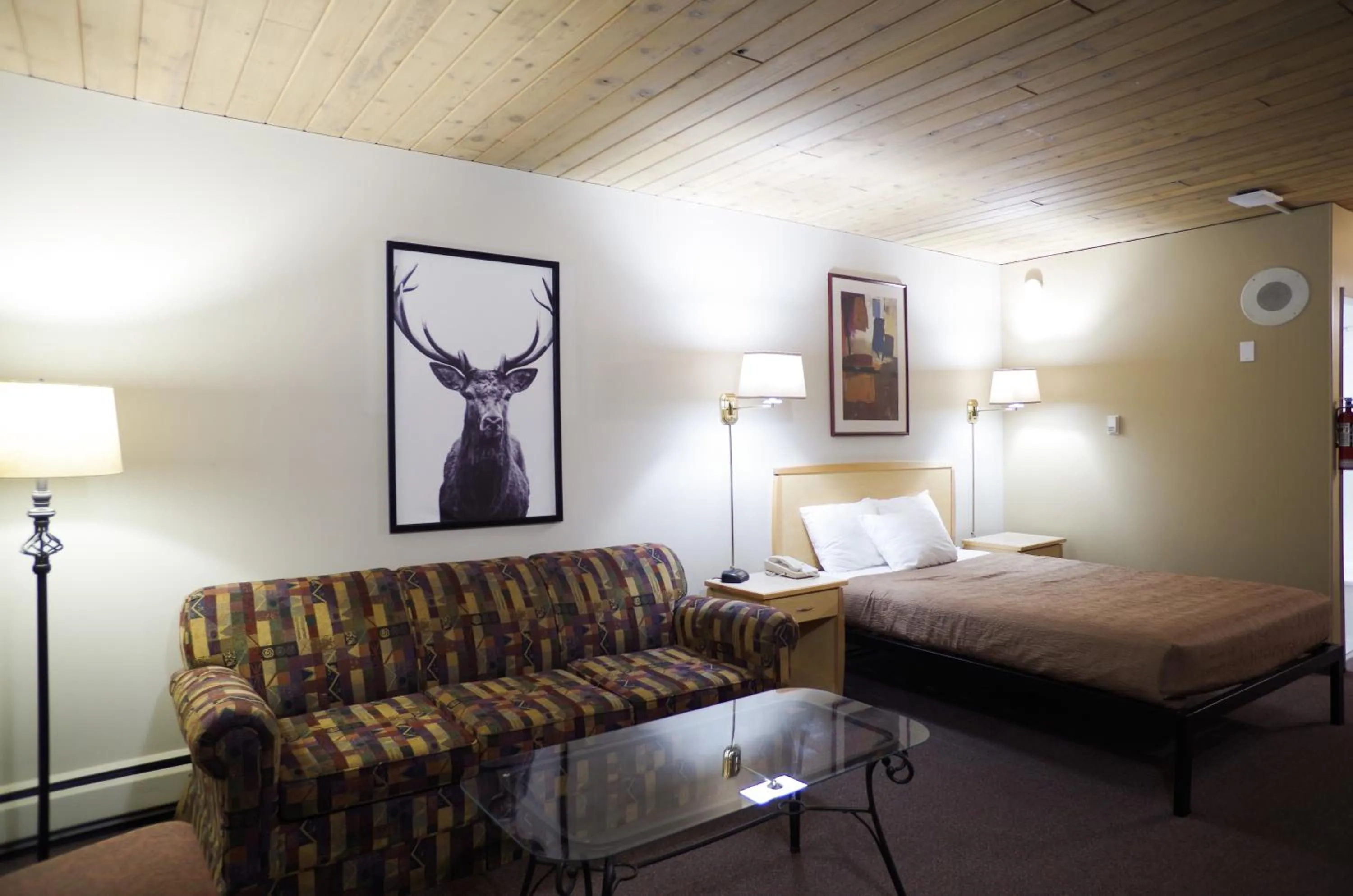 Living room, Bed in Canadas Best Value Inn and Suites Fernie