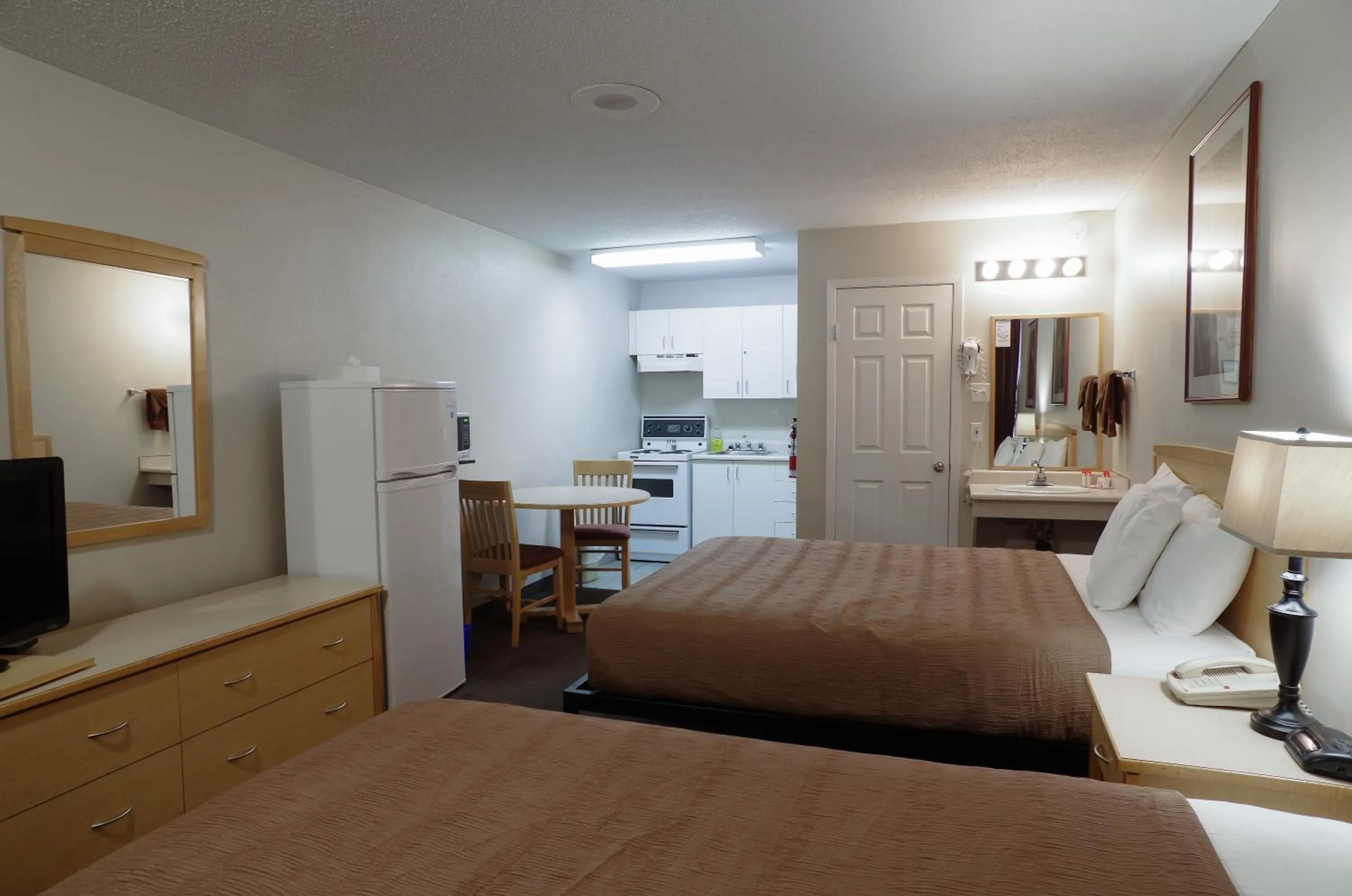 Kitchen or kitchenette, Bed in Canadas Best Value Inn and Suites Fernie