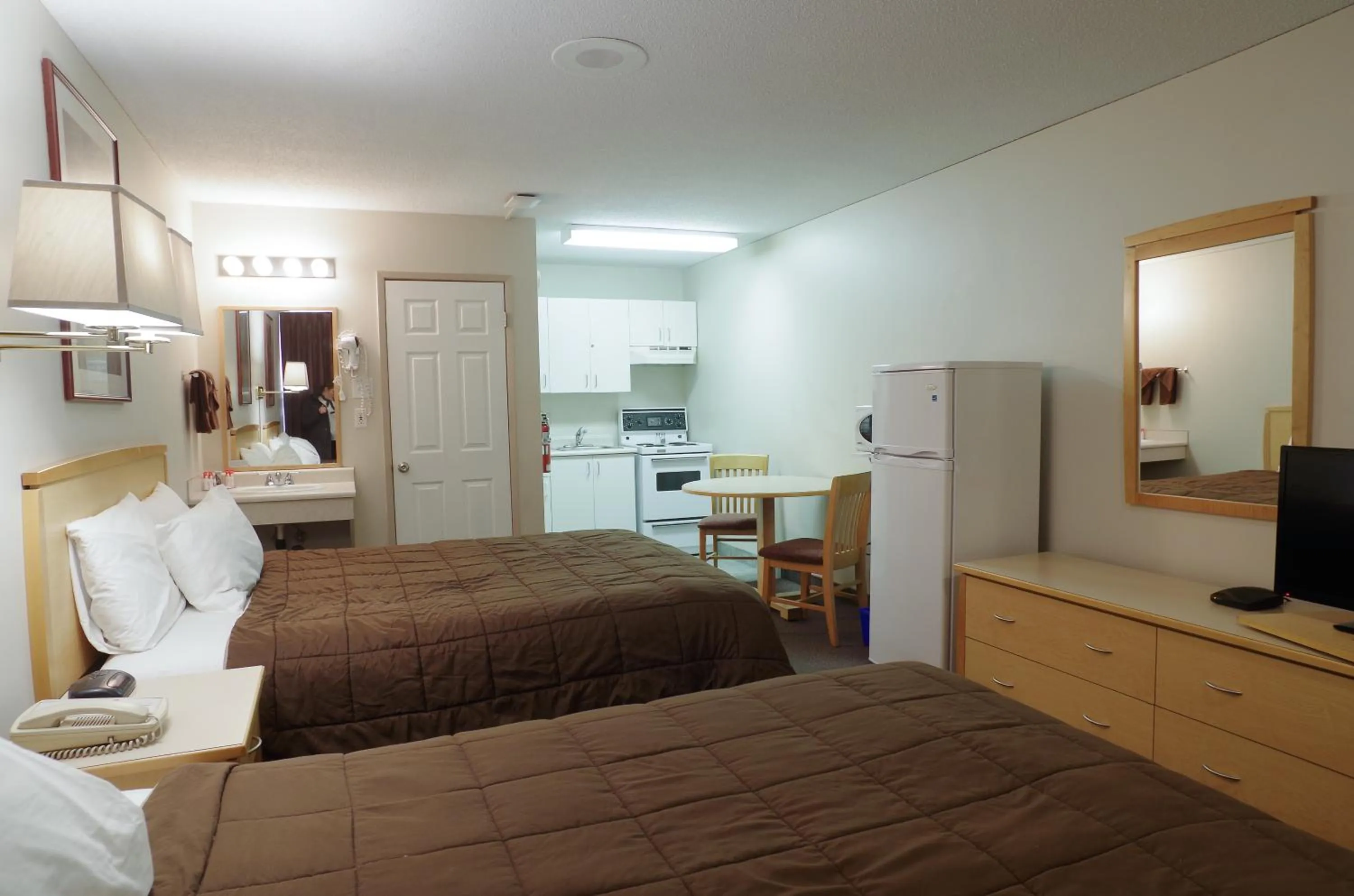 Kitchen or kitchenette, Bed in Canadas Best Value Inn and Suites Fernie