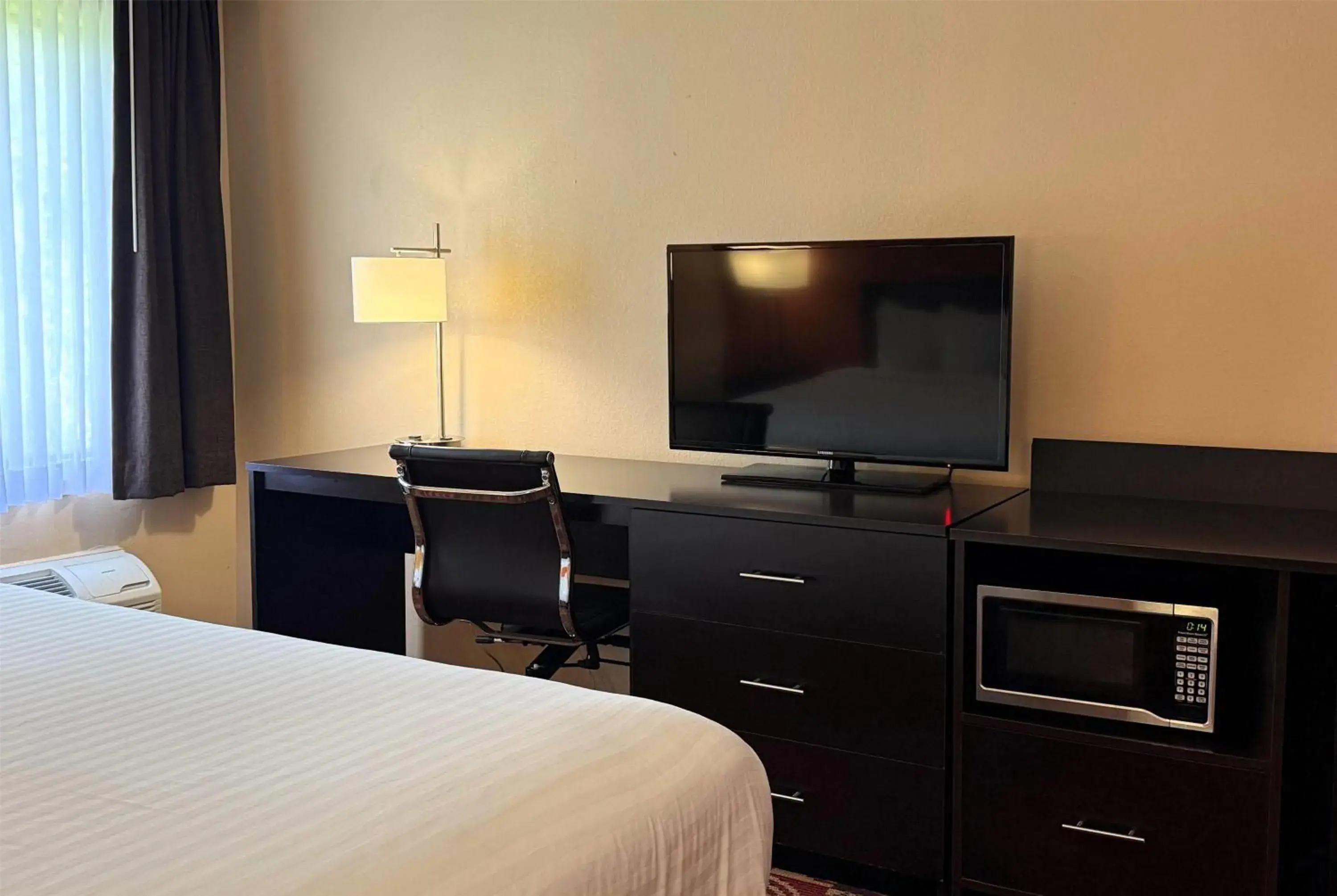 Photo of the whole room, Bed in Baymont by Wyndham Plainfield/ Indianapolis Arpt Area Photo of the whole room, Bed in Baymont by Wyndham Plainfield/ Indianapolis Arpt Area