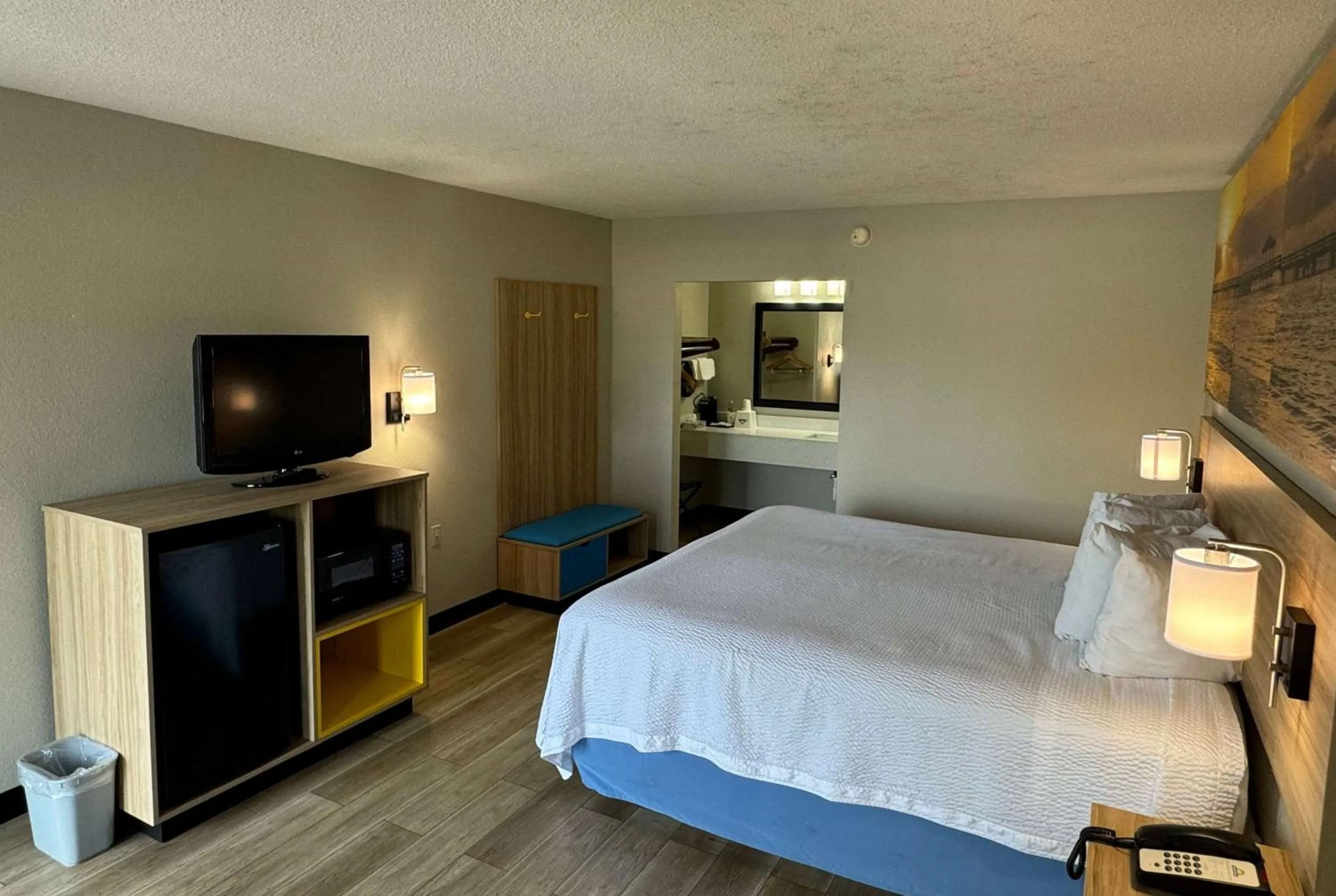 Photo of the whole room, Bed in Days Inn by Wyndham Crystal River