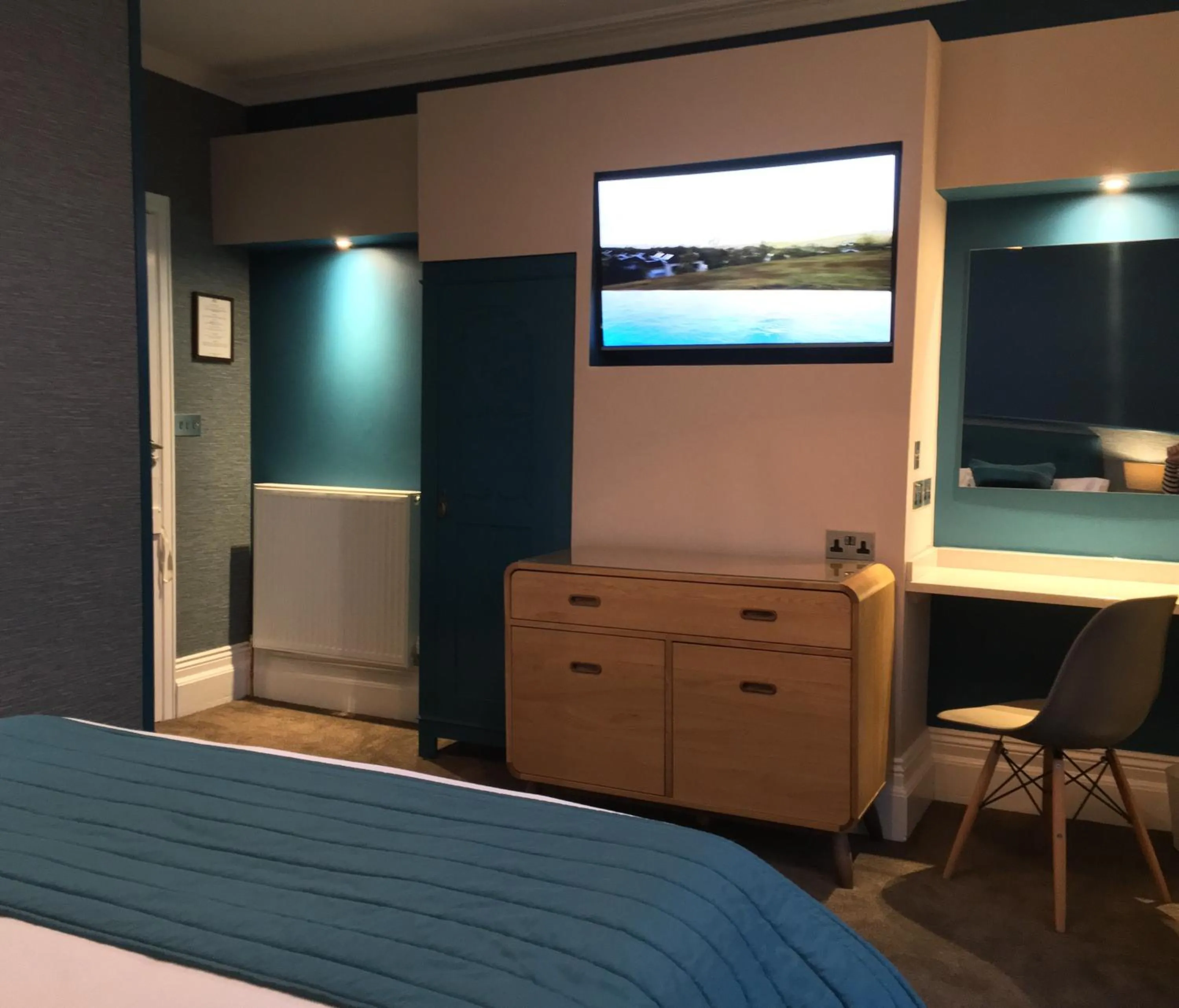 TV and multimedia, Bed in The Hideaway At Windermere (Adults only)
