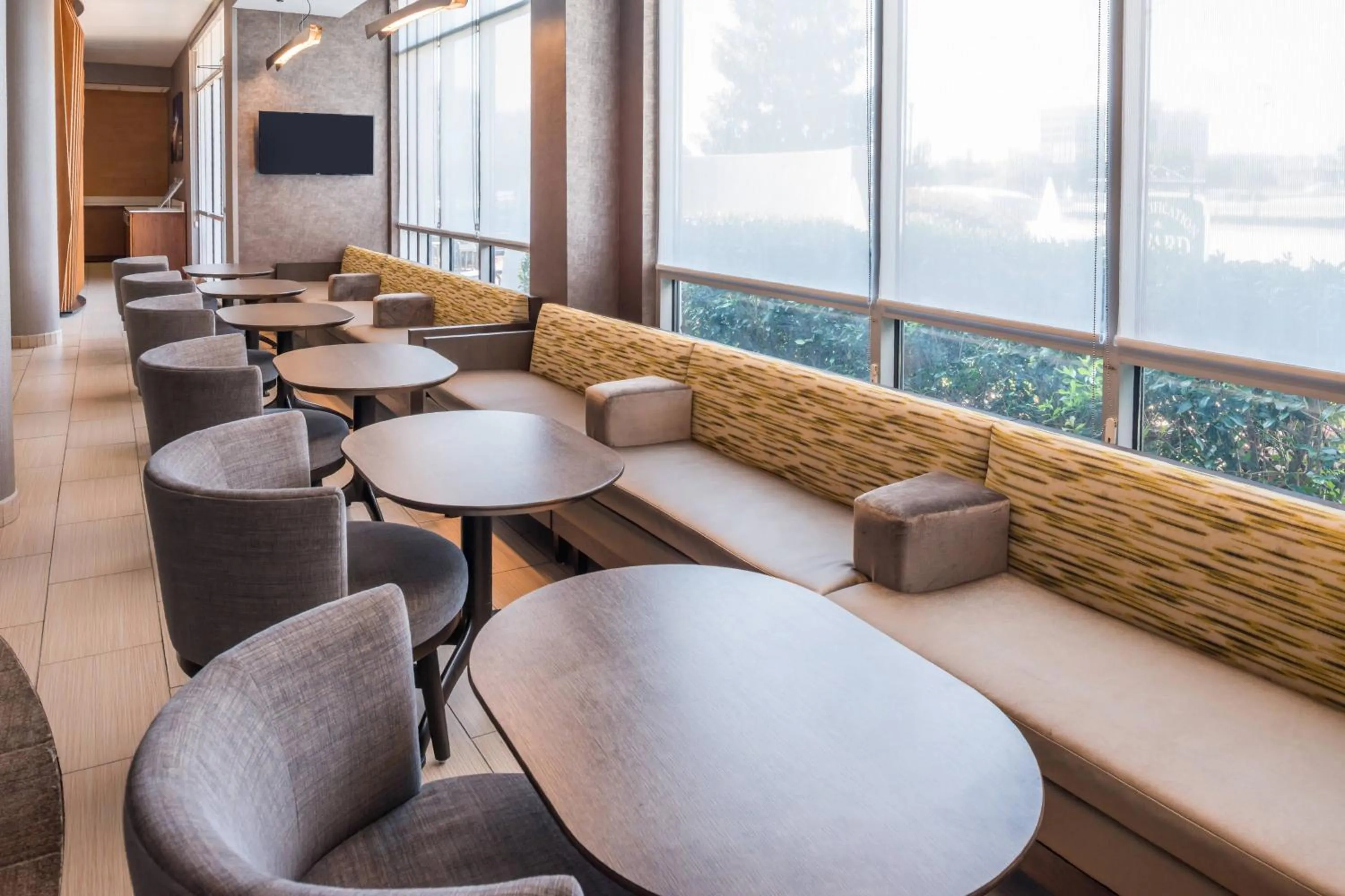 Restaurant/places to eat in SpringHill Suites by Marriott Huntsville Downtown