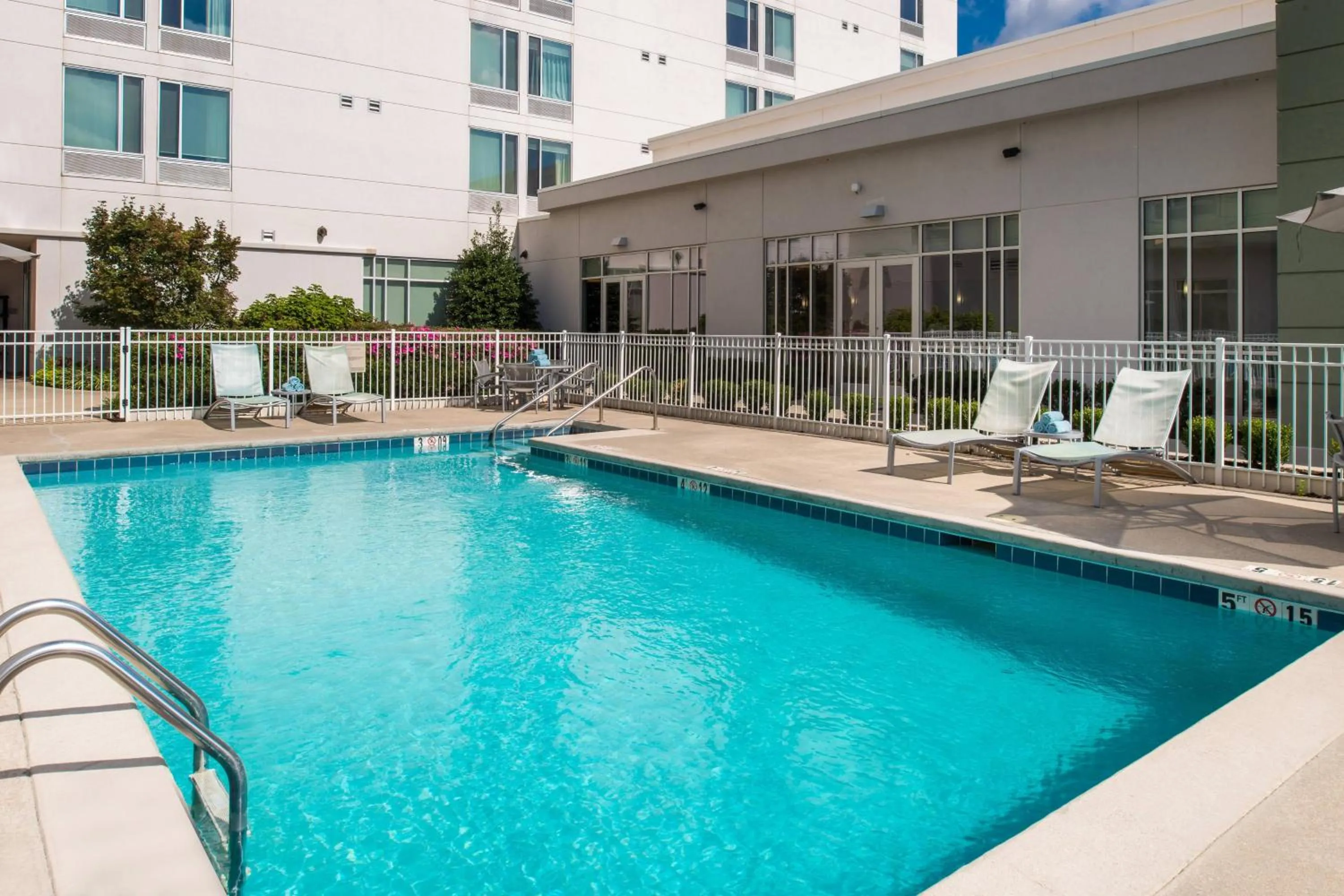 Swimming pool in SpringHill Suites by Marriott Huntsville Downtown