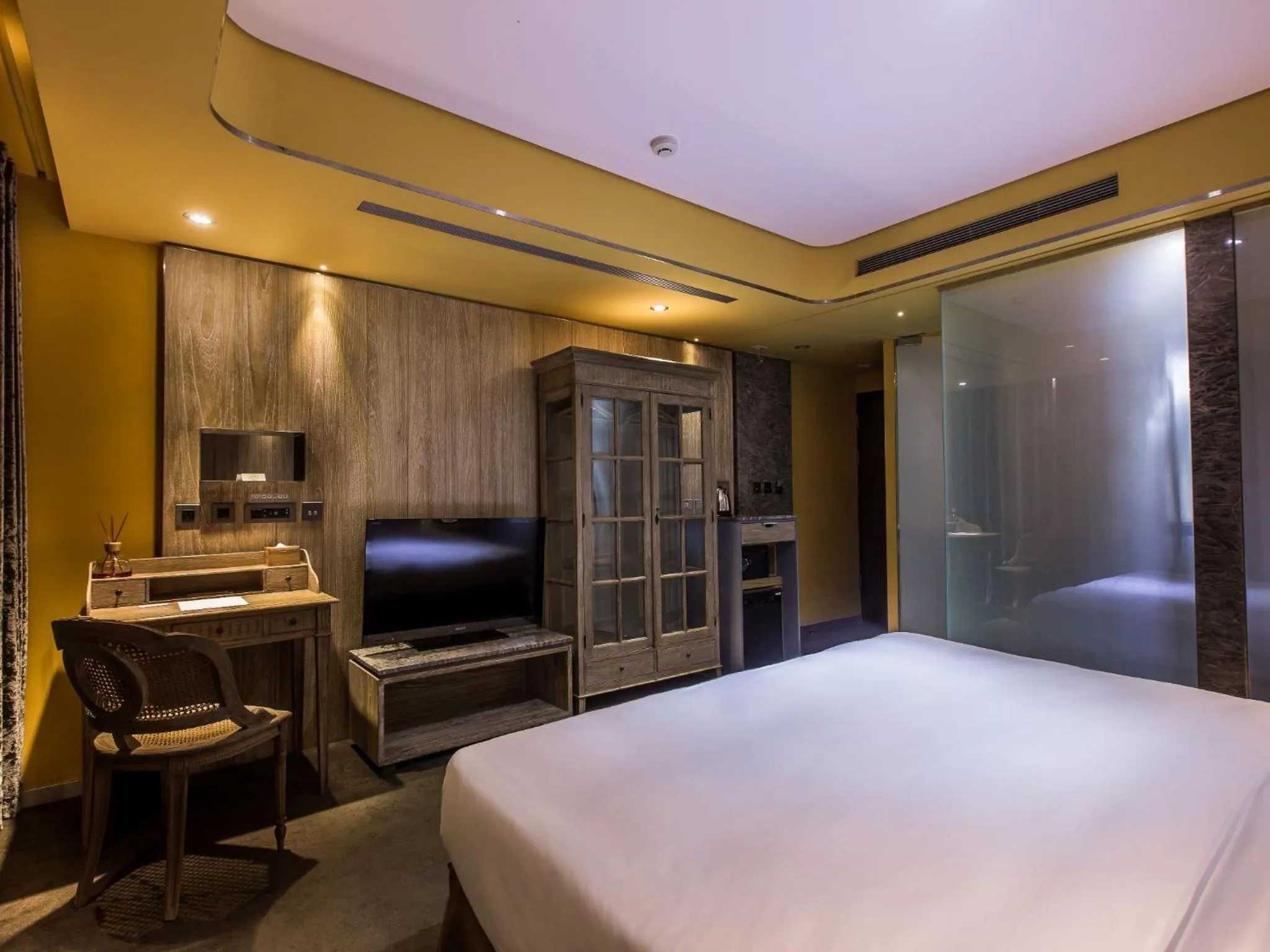 TV and multimedia, Bed in inhouse Hotel