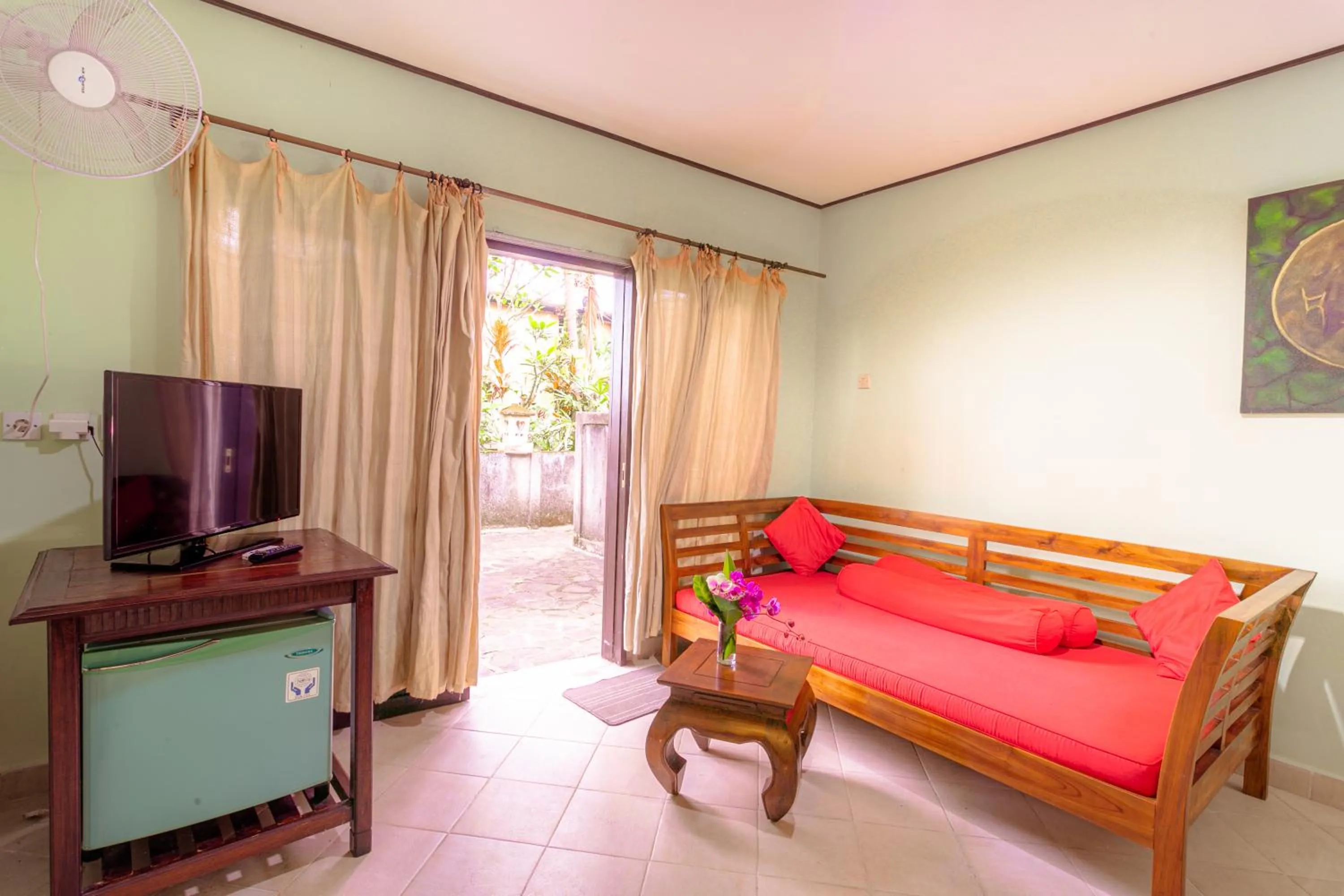 Communal lounge/ TV room in Pacung Indah Hotel & Restaurant by ecommerceloka