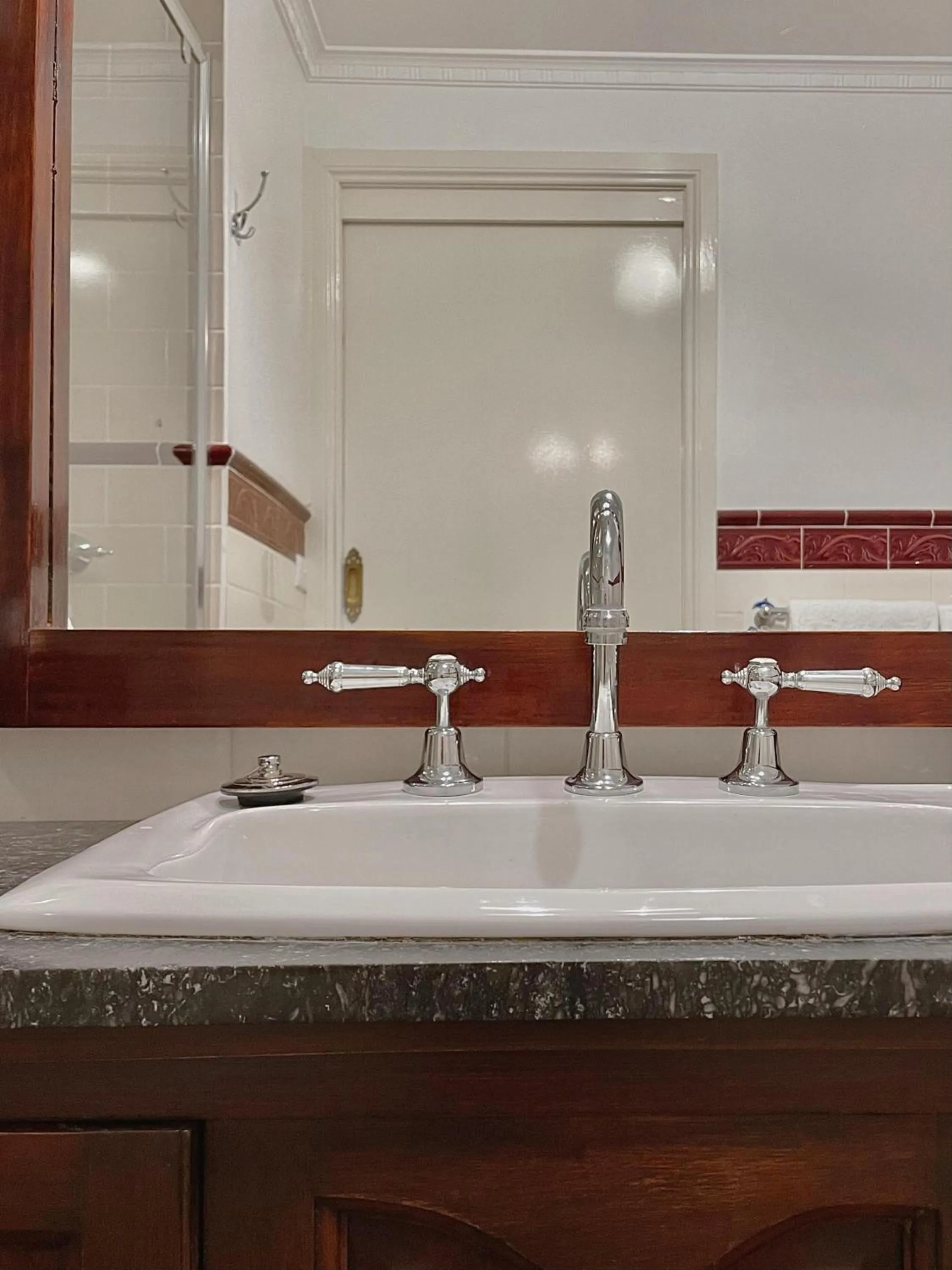 Bathroom in Victoria House Motor Inn