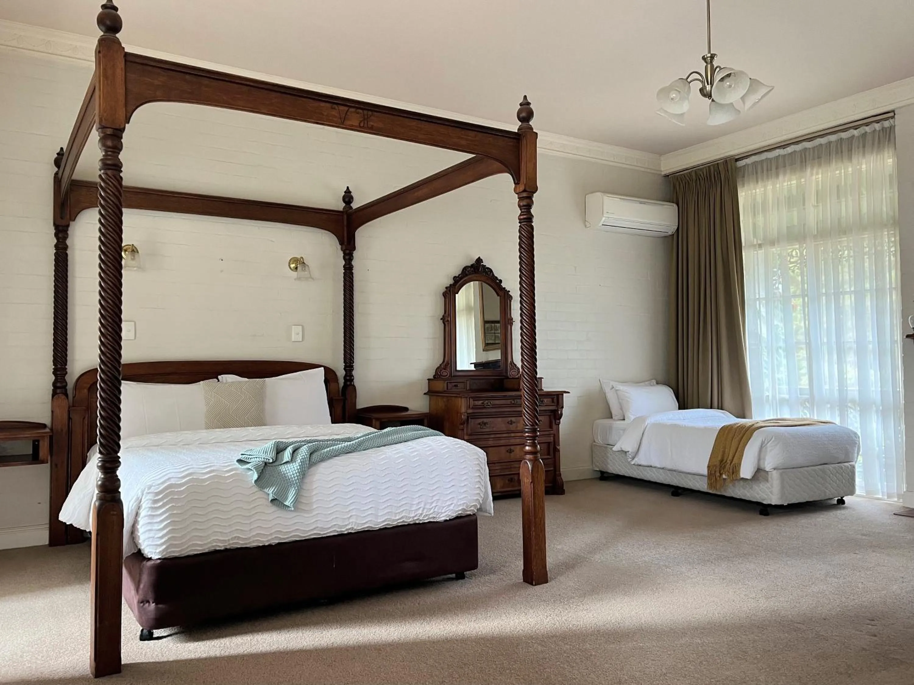 Bed in Victoria House Motor Inn