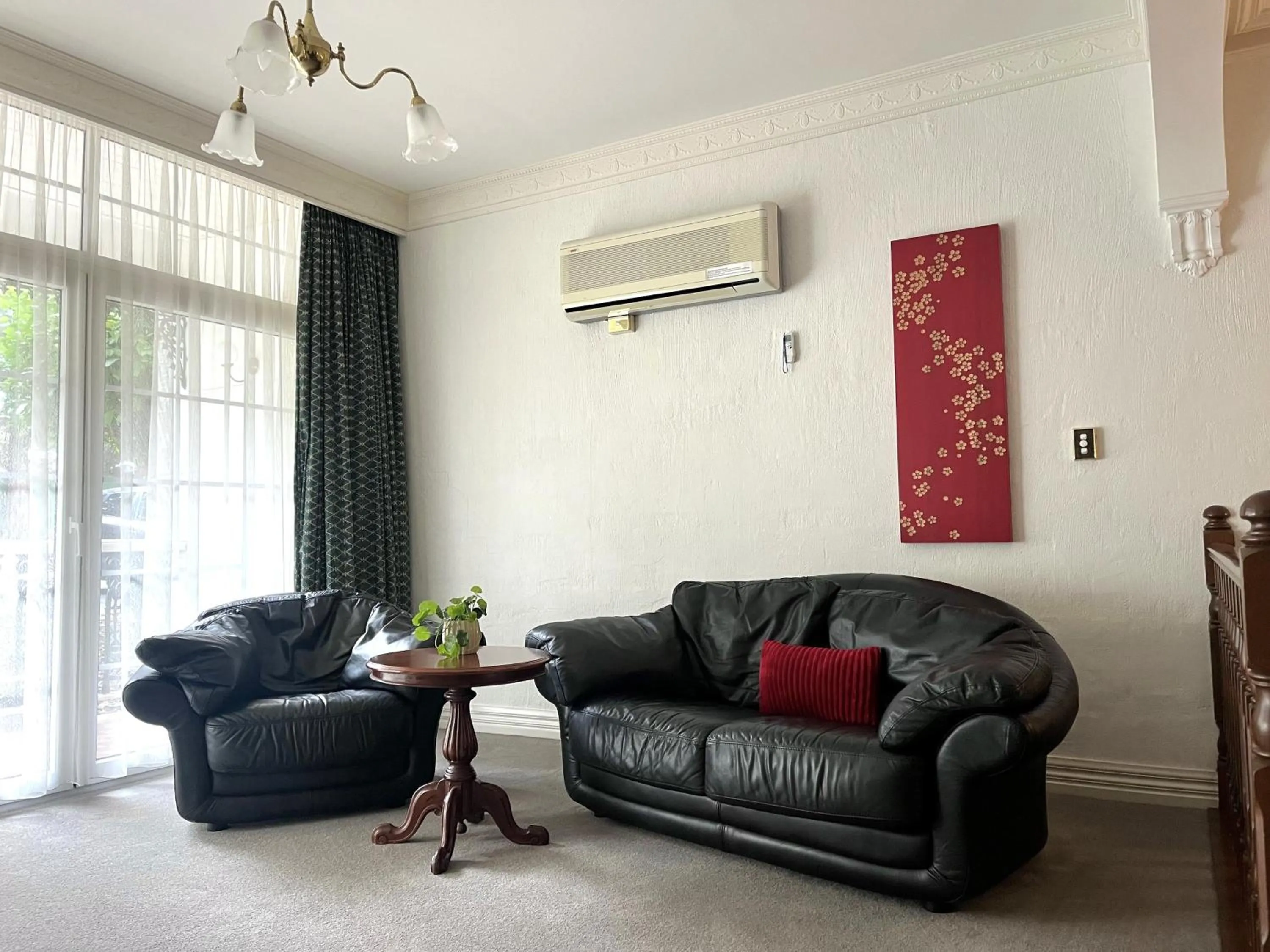 Living room in Victoria House Motor Inn