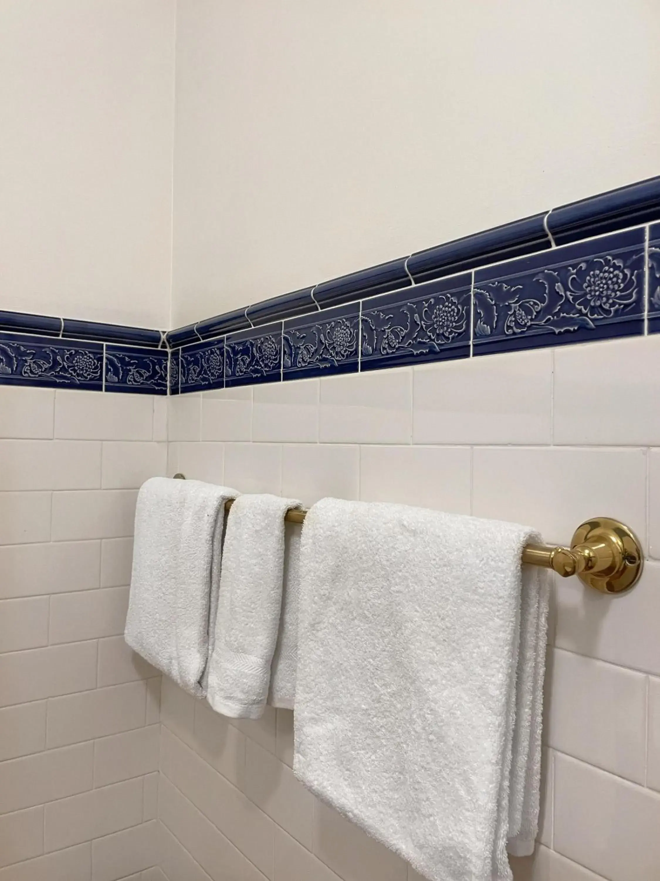 Bathroom in Victoria House Motor Inn Bathroom in Victoria House Motor Inn