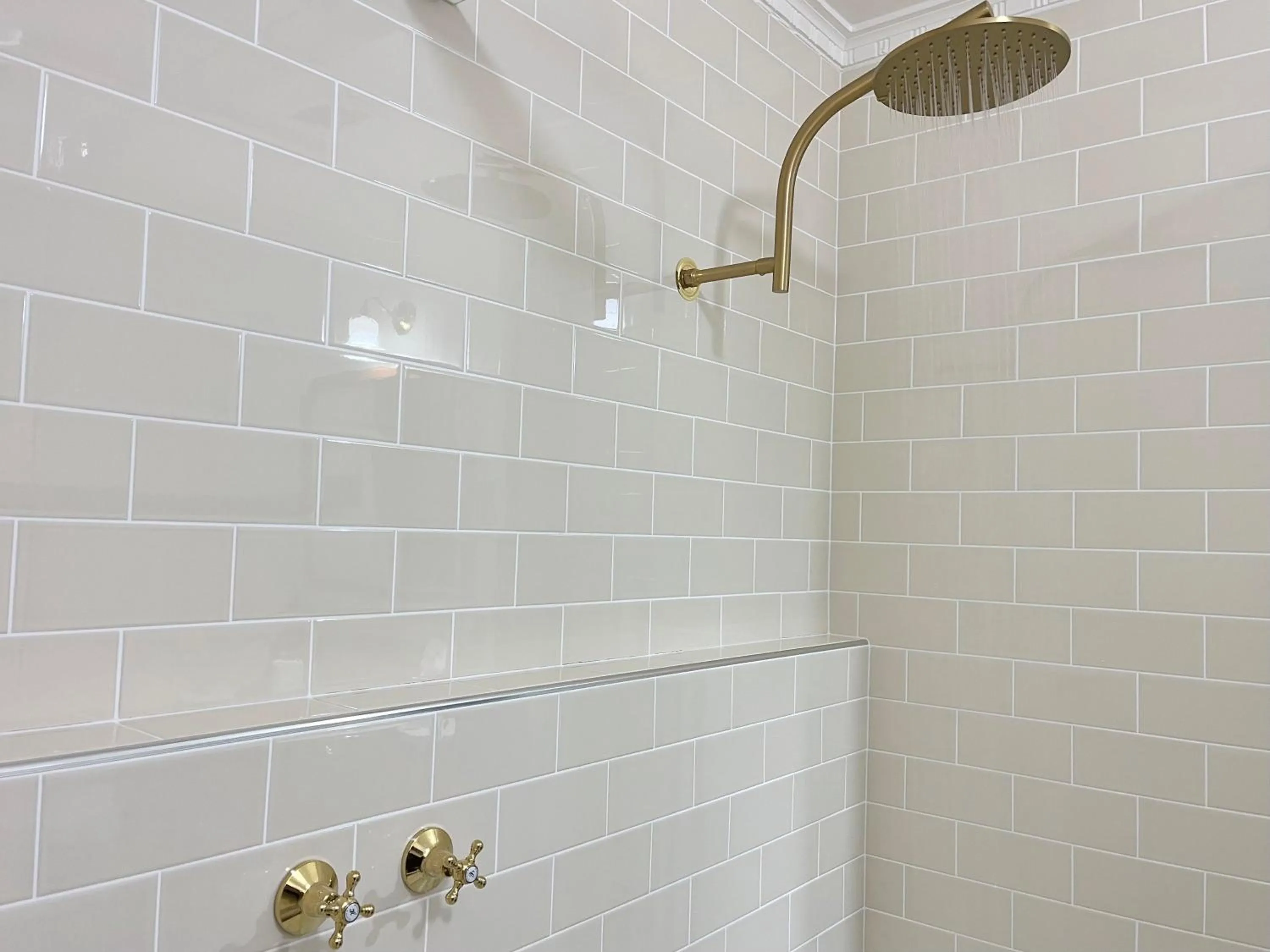 Shower in Victoria House Motor Inn