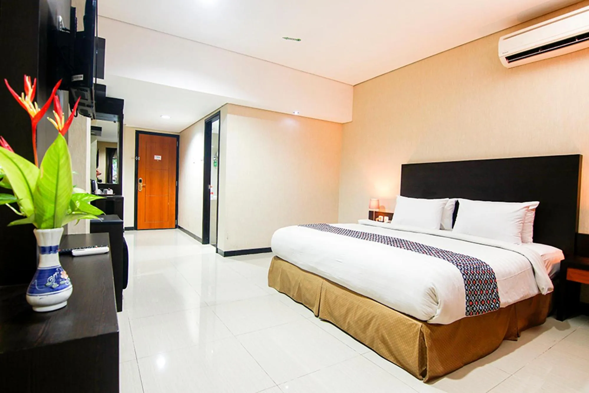 Bedroom, Bed in Parkside Mandarin Hotel Pekalongan