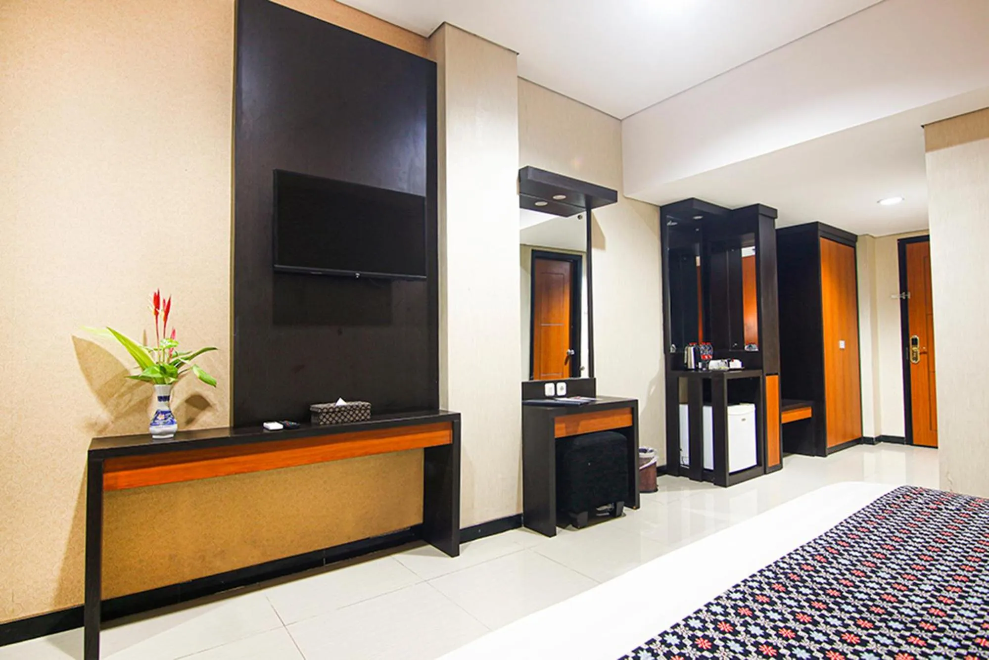 TV and multimedia, Bed in Parkside Mandarin Hotel Pekalongan